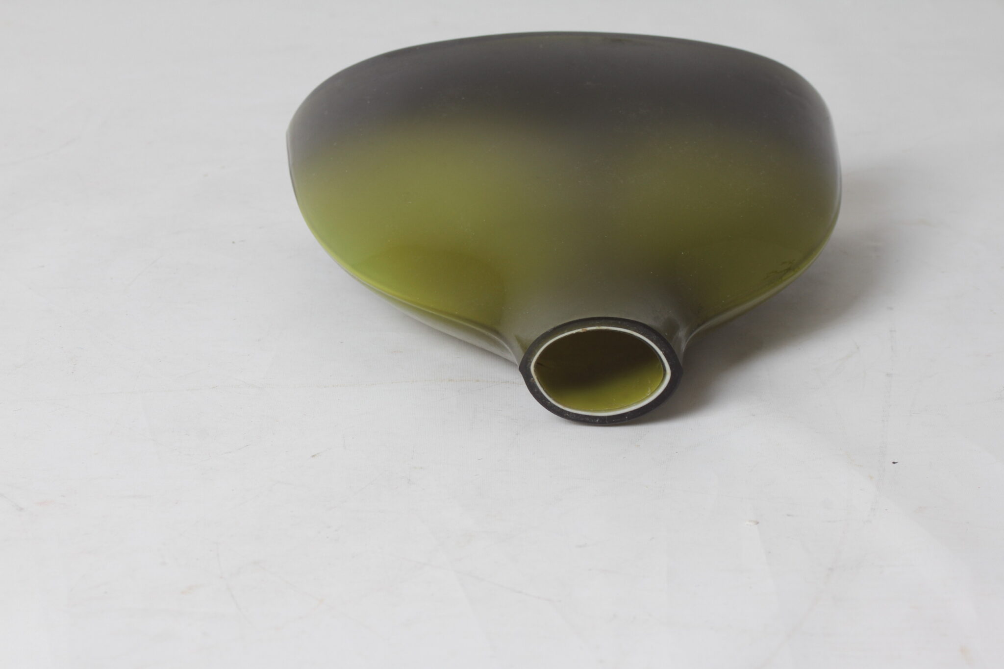 Vase design contemporain en verre vert – Image 3