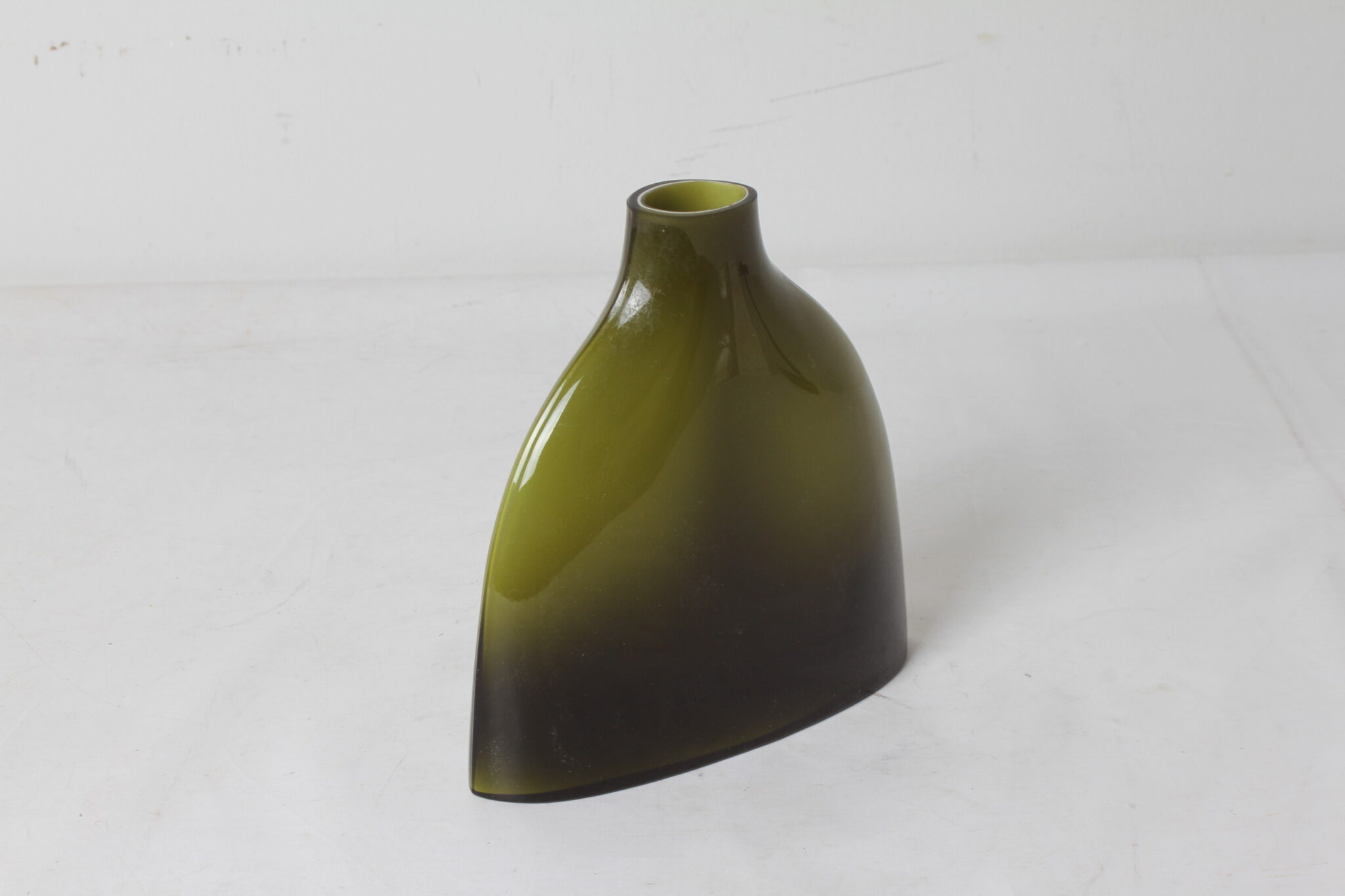 Vase design contemporain en verre vert