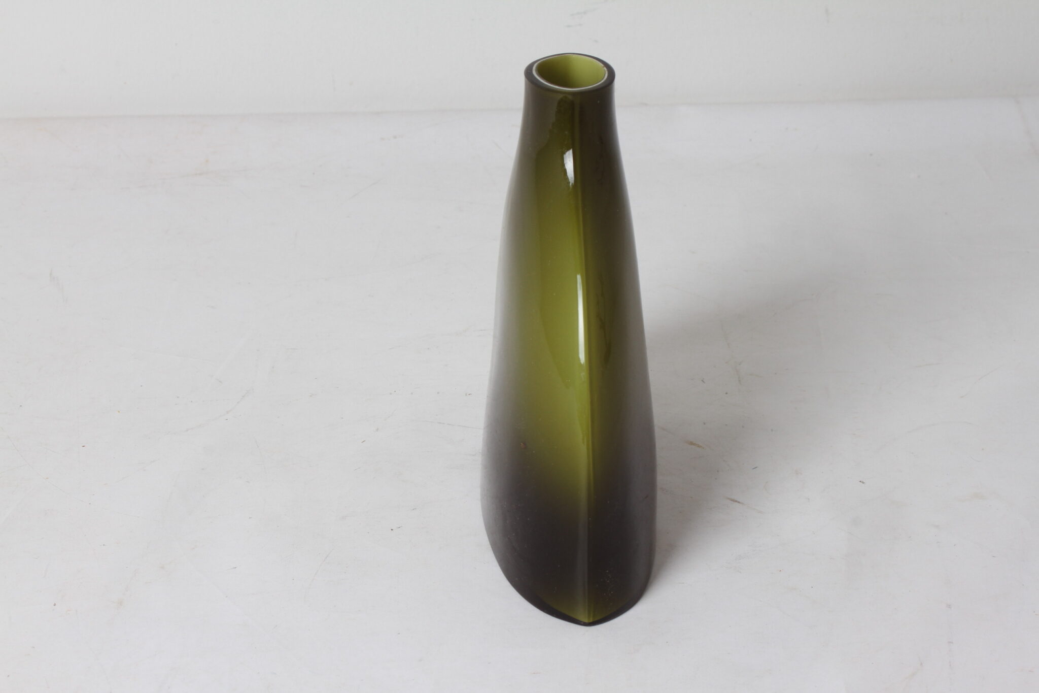 Vase design contemporain en verre vert – Image 2