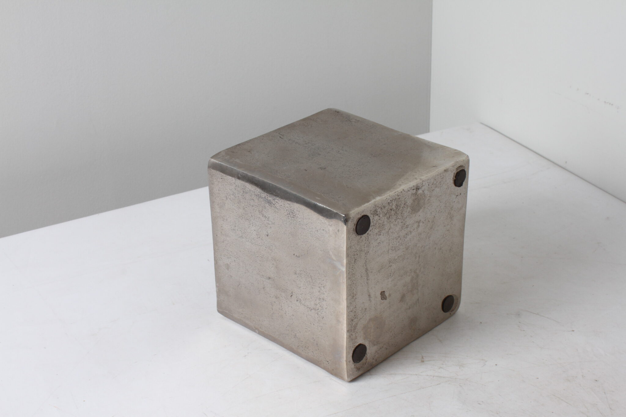 Cache pot carré brutaliste en acier – Image 4