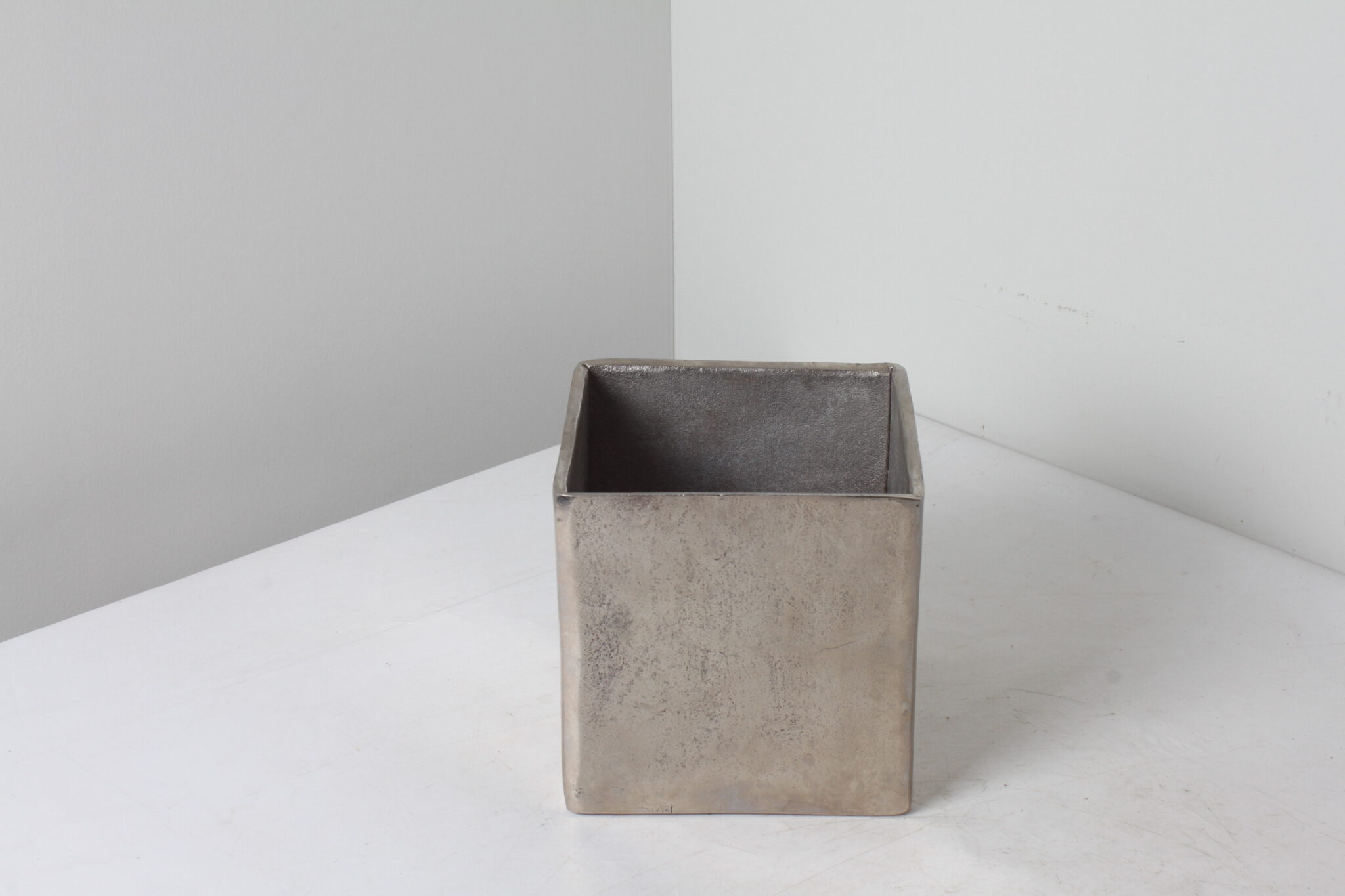 Cache pot carré brutaliste en acier – Image 3