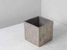 Cache pot carré brutaliste en acier