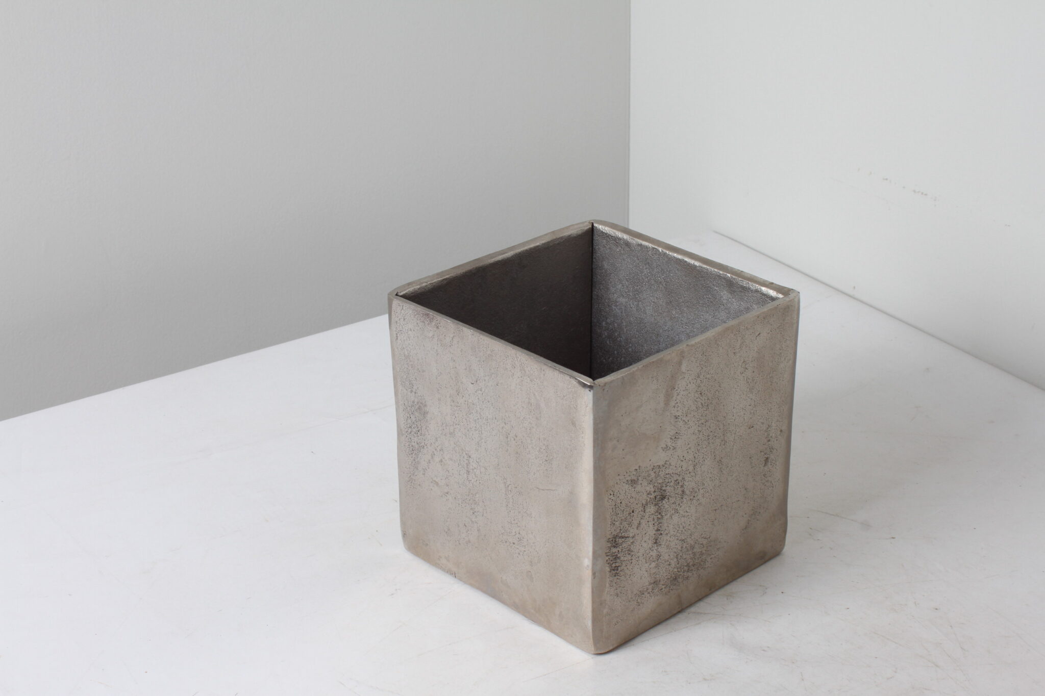 Cache pot carré brutaliste en acier