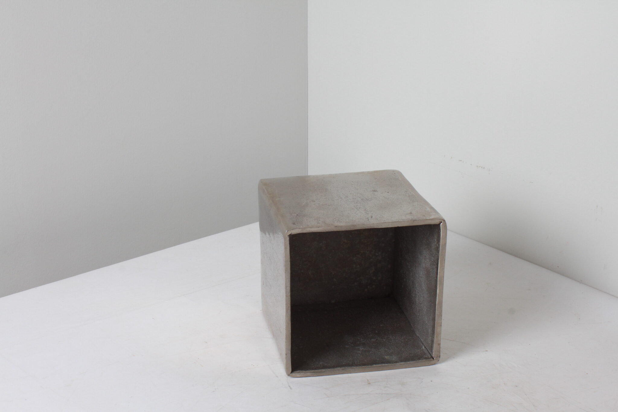 Cache pot carré brutaliste en acier – Image 2