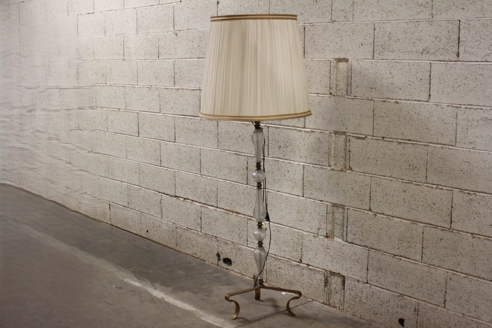 Lampadaire fer forgé, laiton et verre