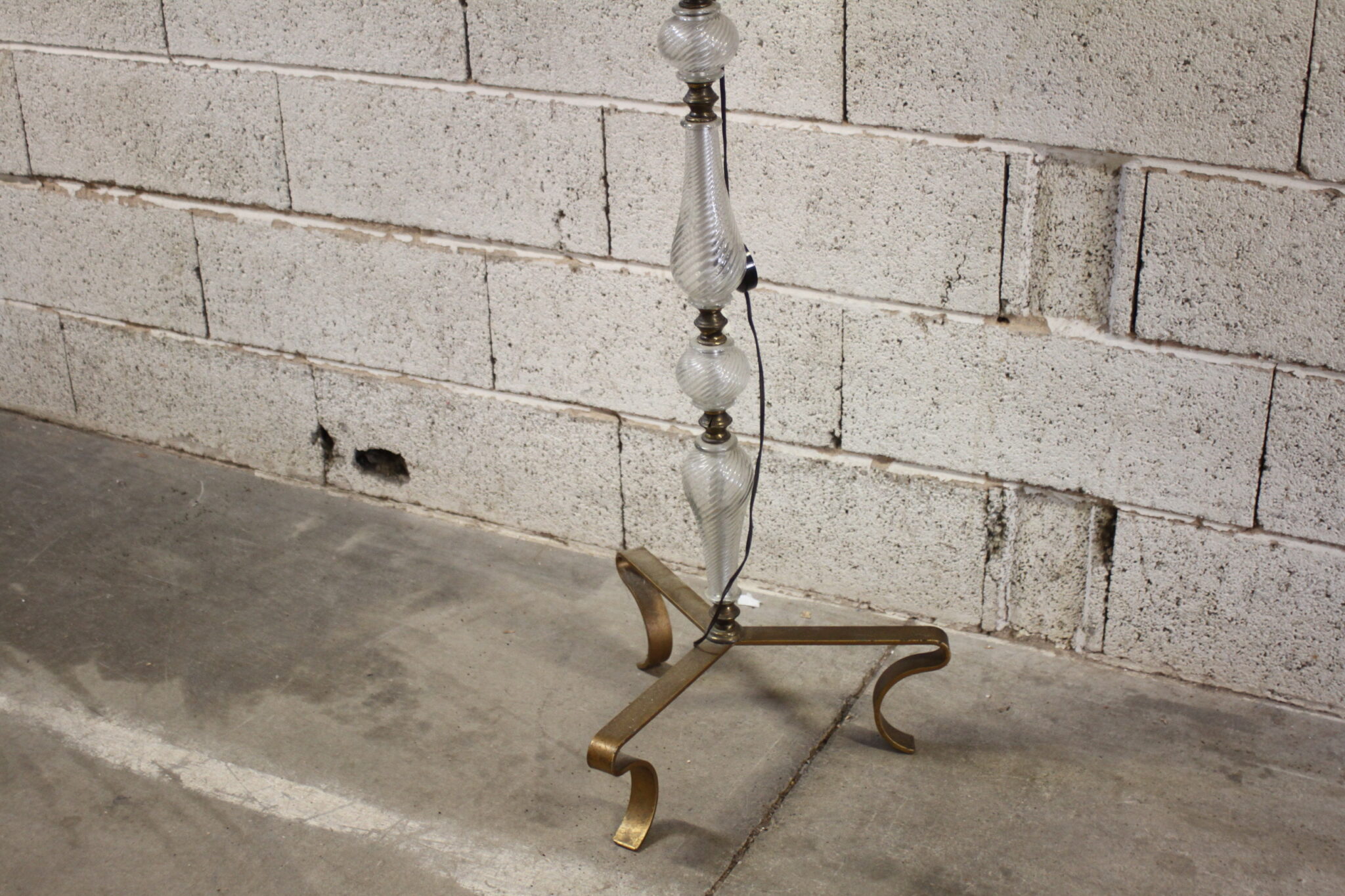 Lampadaire fer forgé, laiton et verre – Image 3