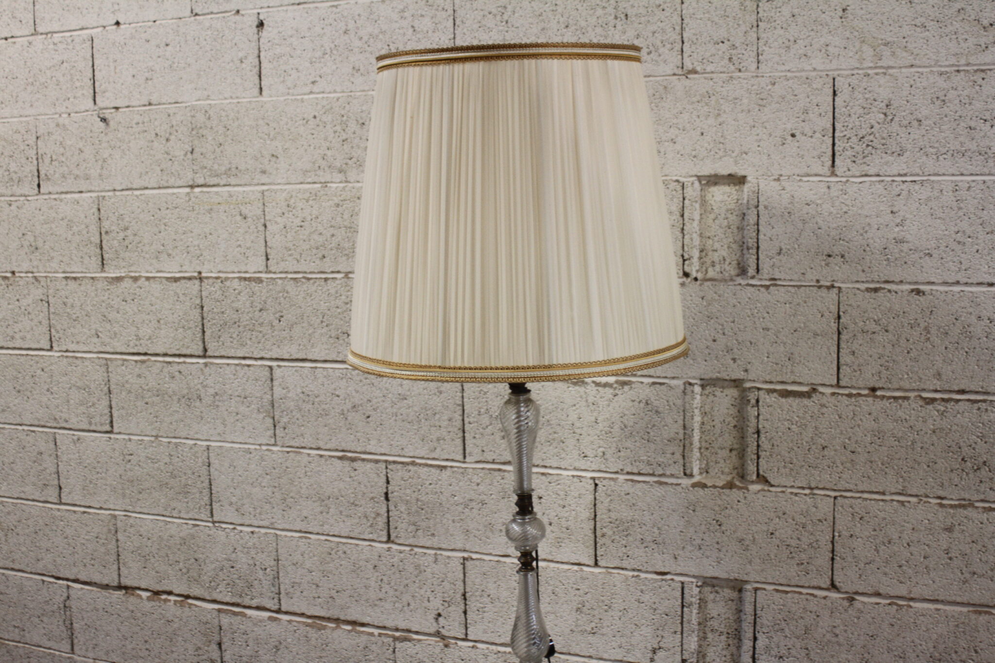 Lampadaire fer forgé, laiton et verre – Image 2