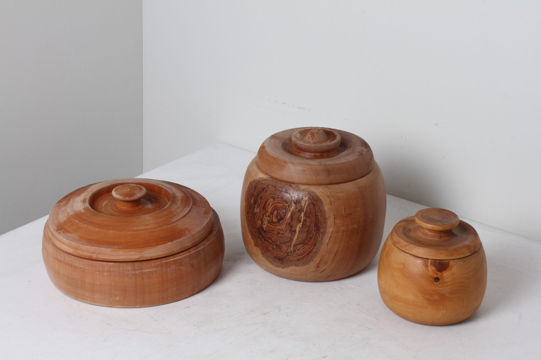 Lot de 3 pots en bois tourné