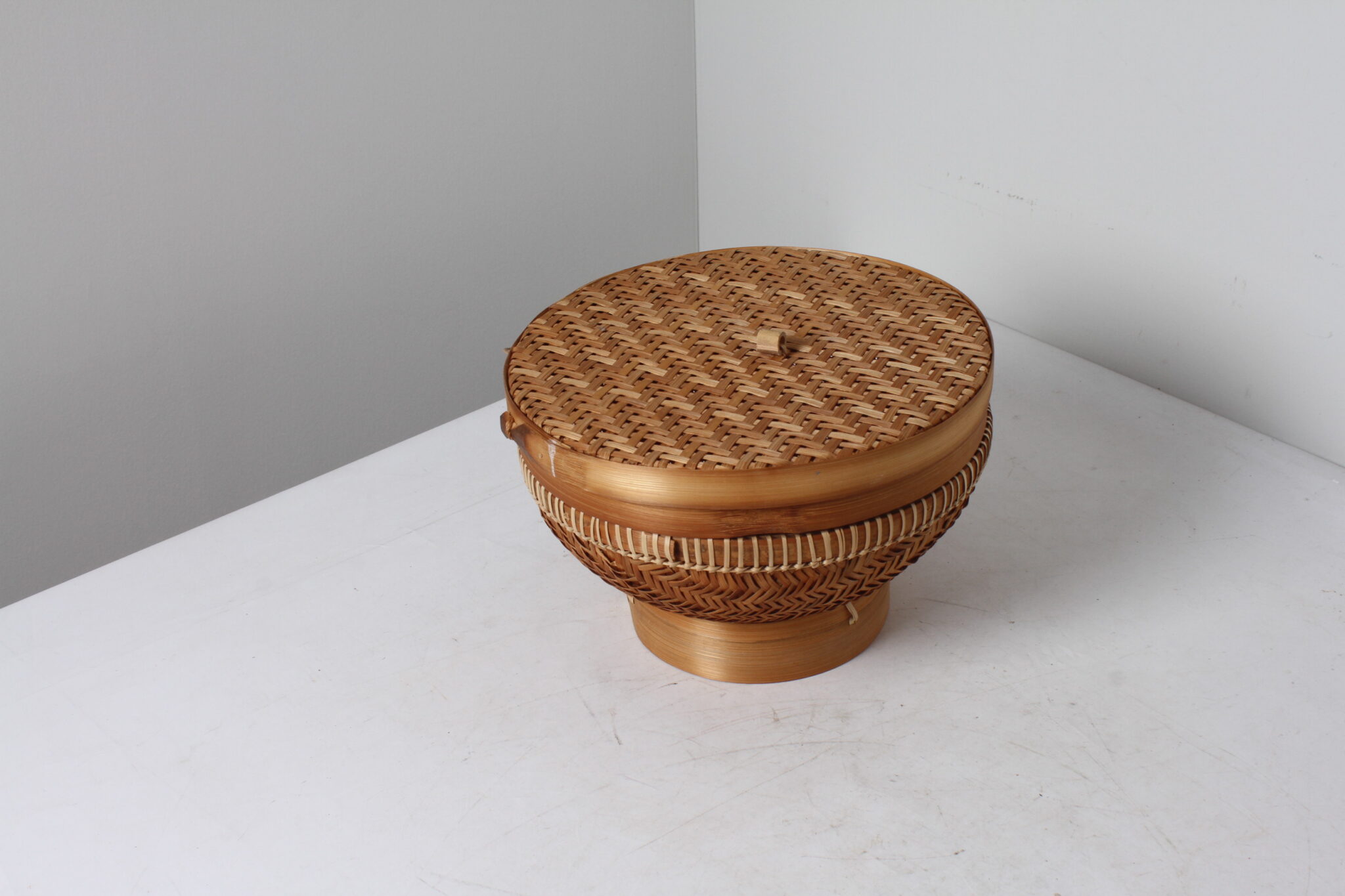 Corbeille à riz indonésienne tressée