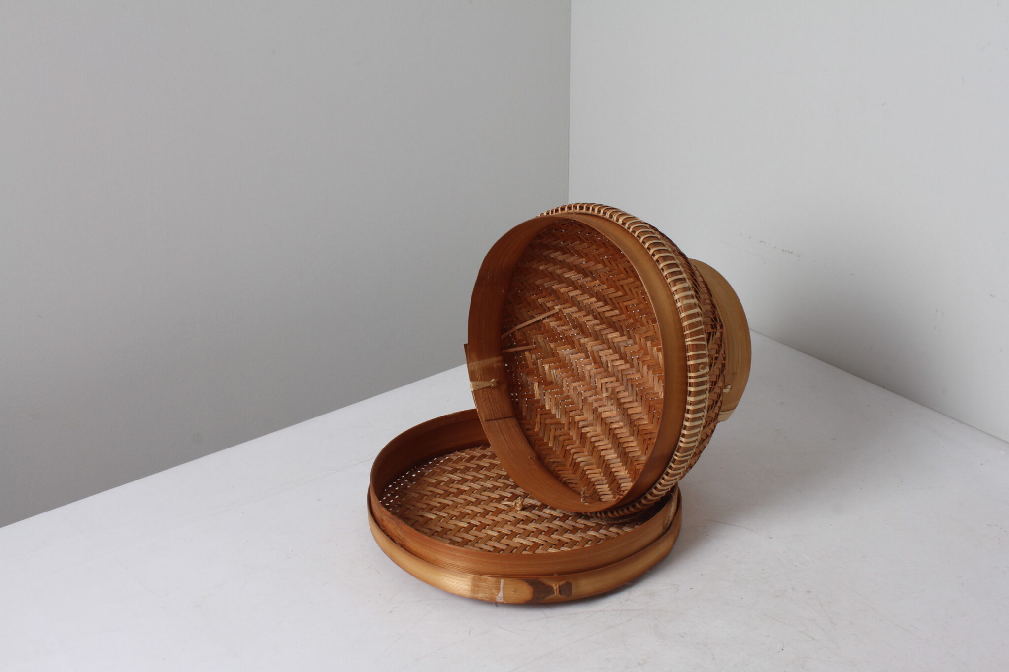 Corbeille à riz indonésienne tressée – Image 3