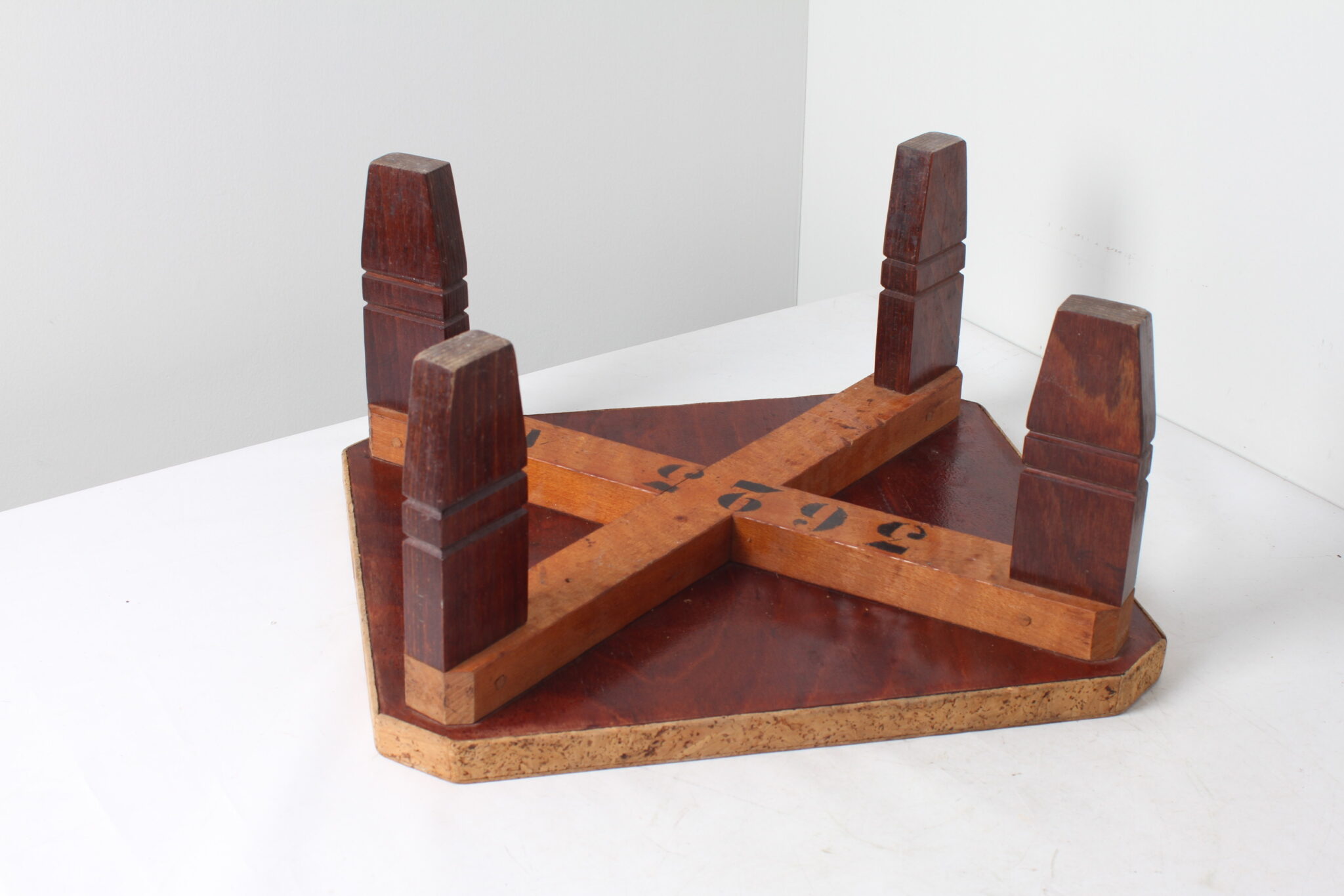Tabouret en bois massif et liège – Image 4
