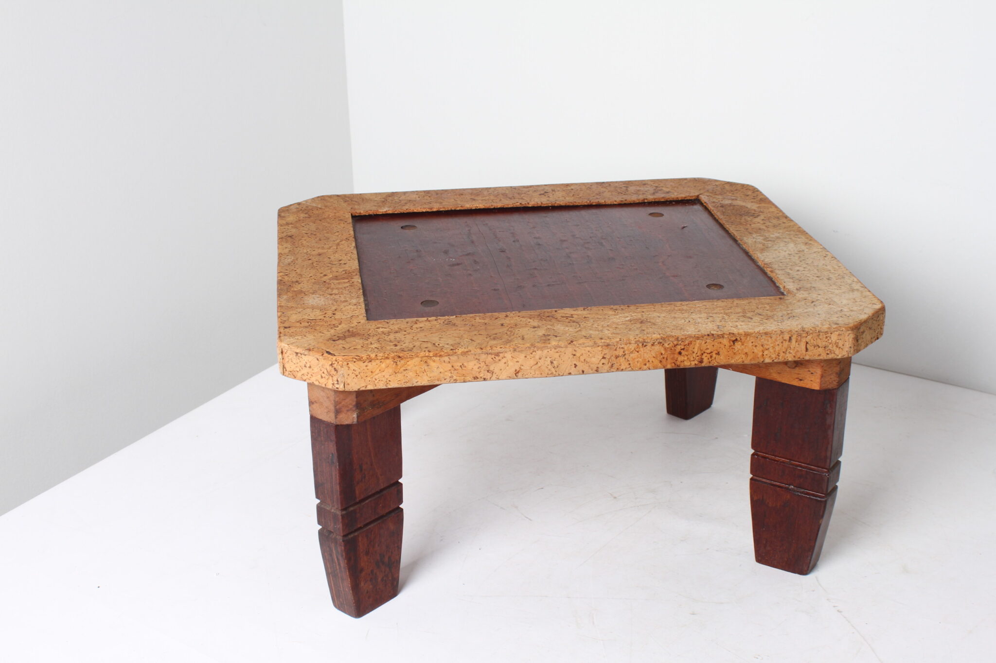 Tabouret en bois massif et liège – Image 3