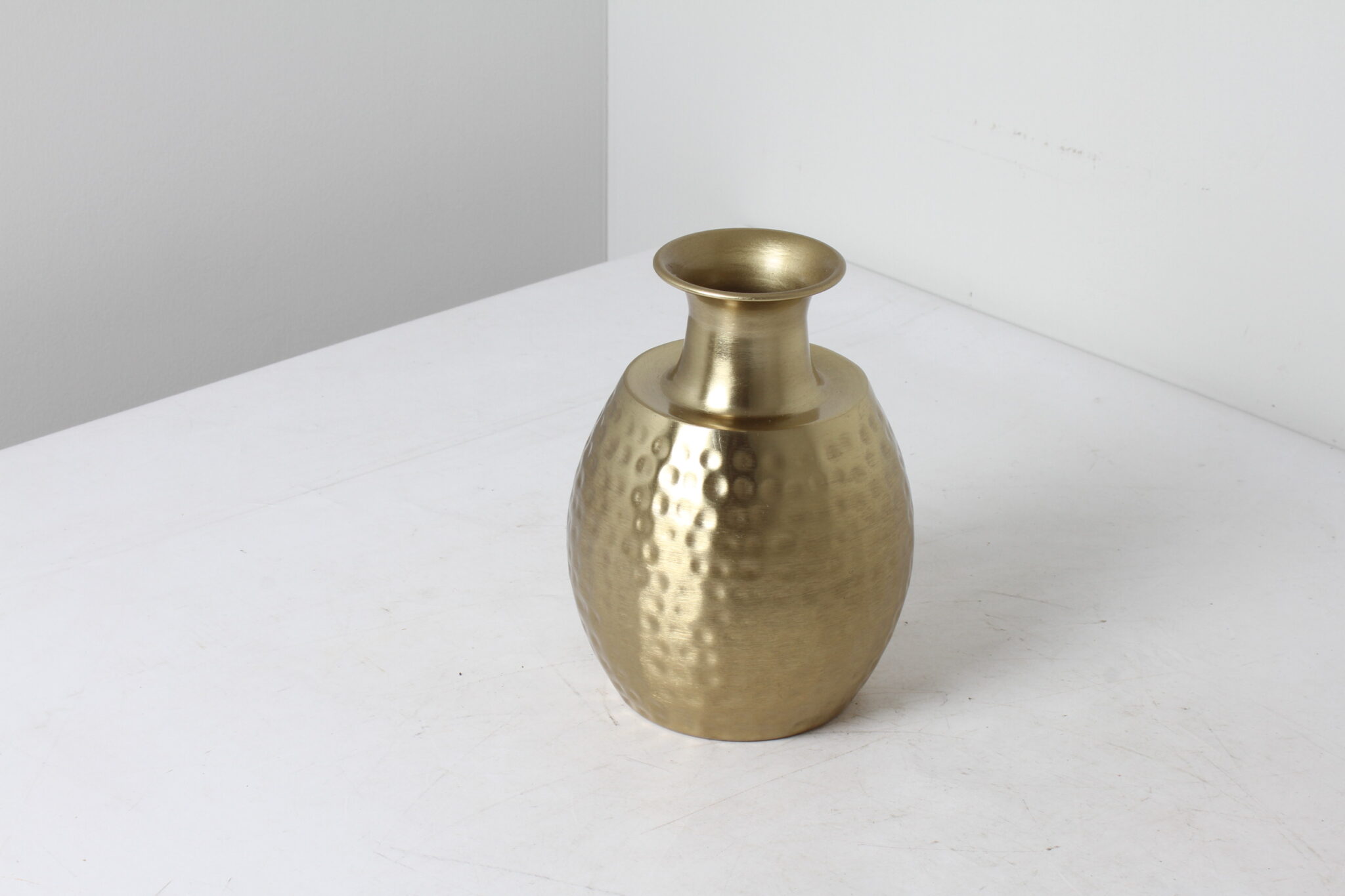 Vase décoratif doré en métal martelé