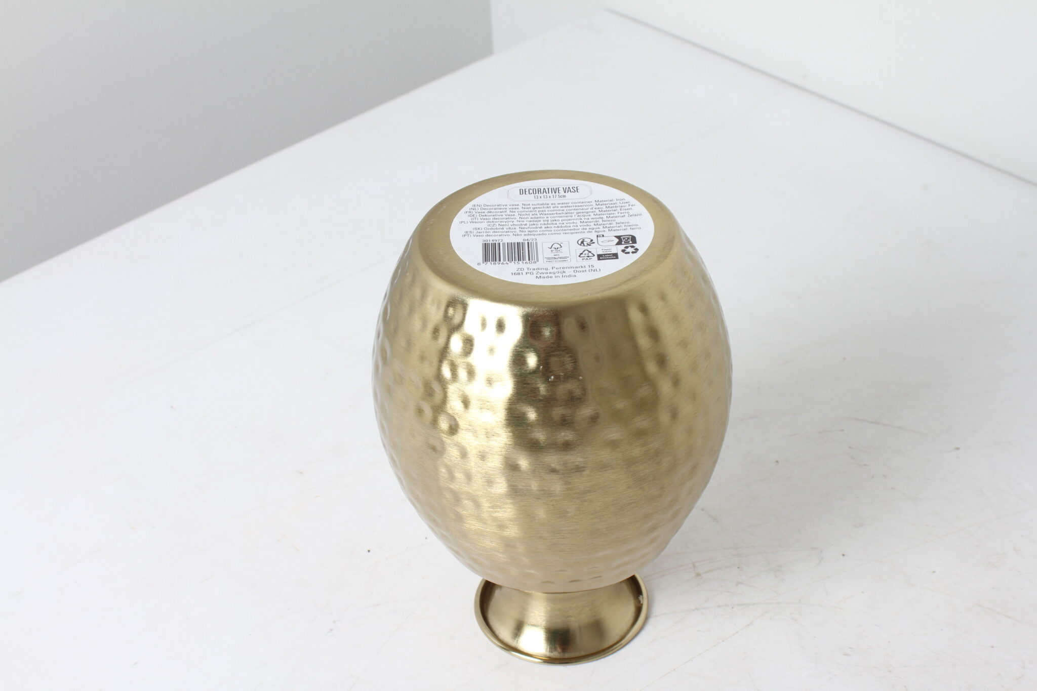 Vase décoratif doré en métal martelé – Image 3