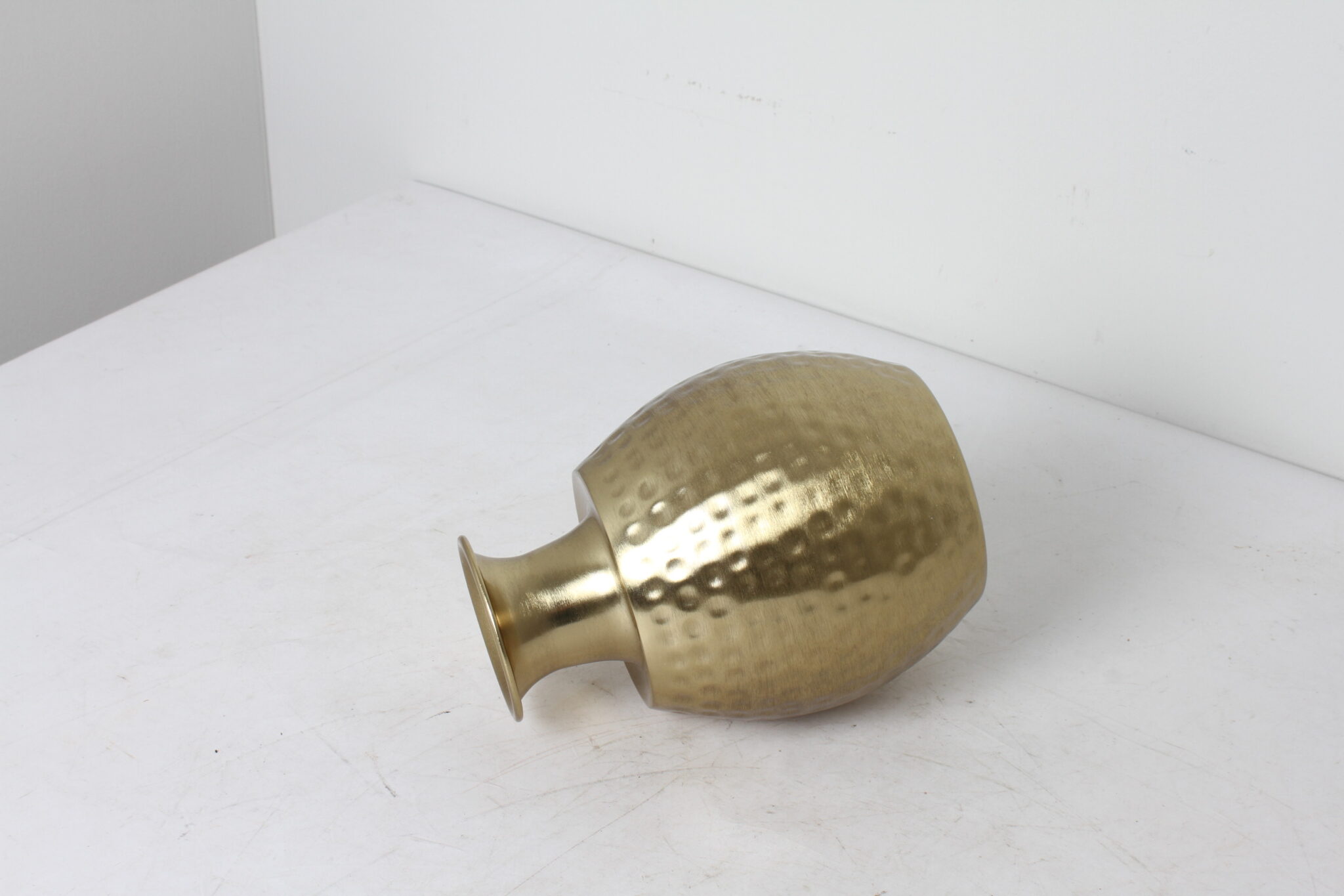 Vase décoratif doré en métal martelé – Image 2