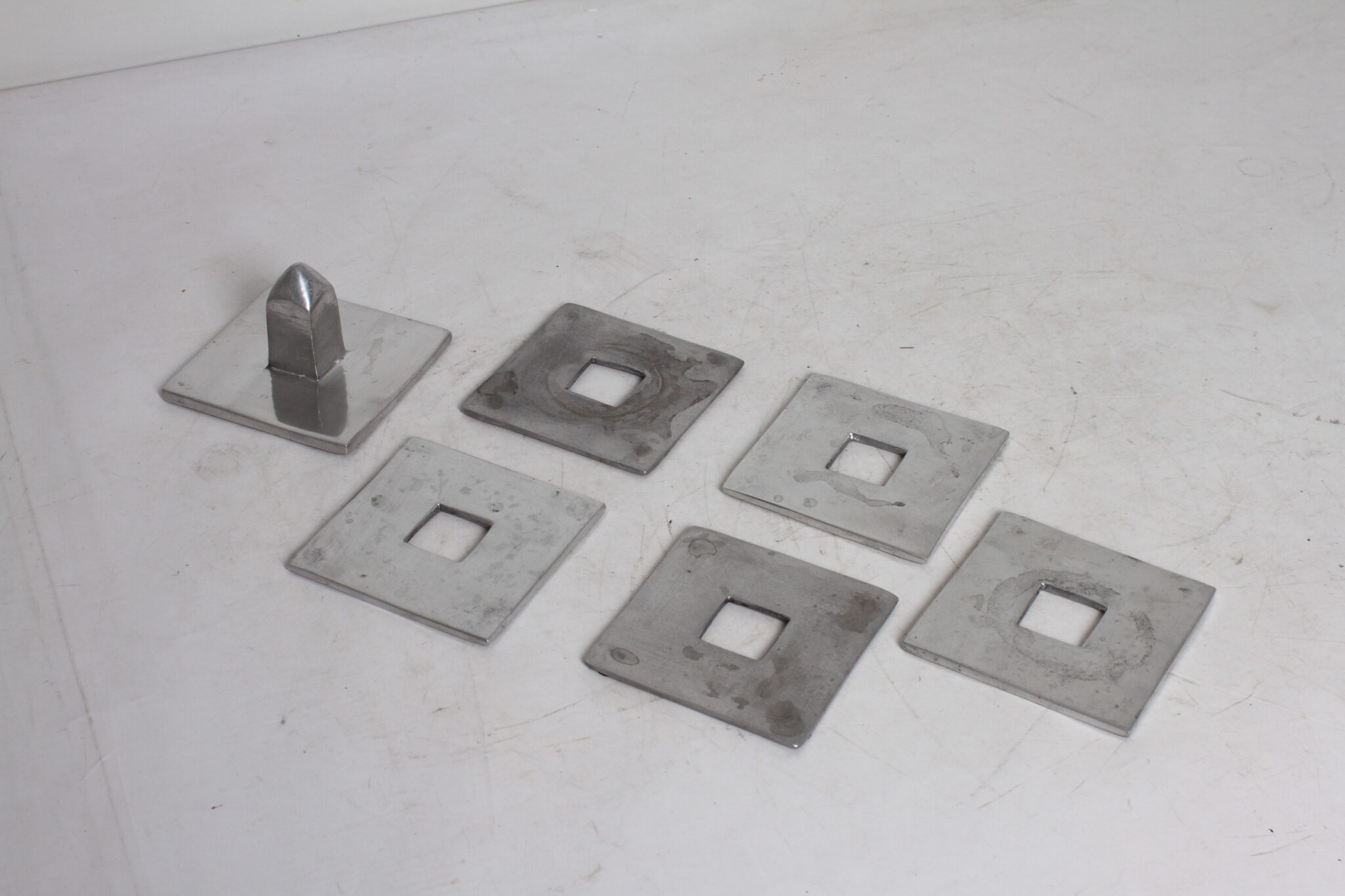 Sous-verres minimalistes en acier – Image 3