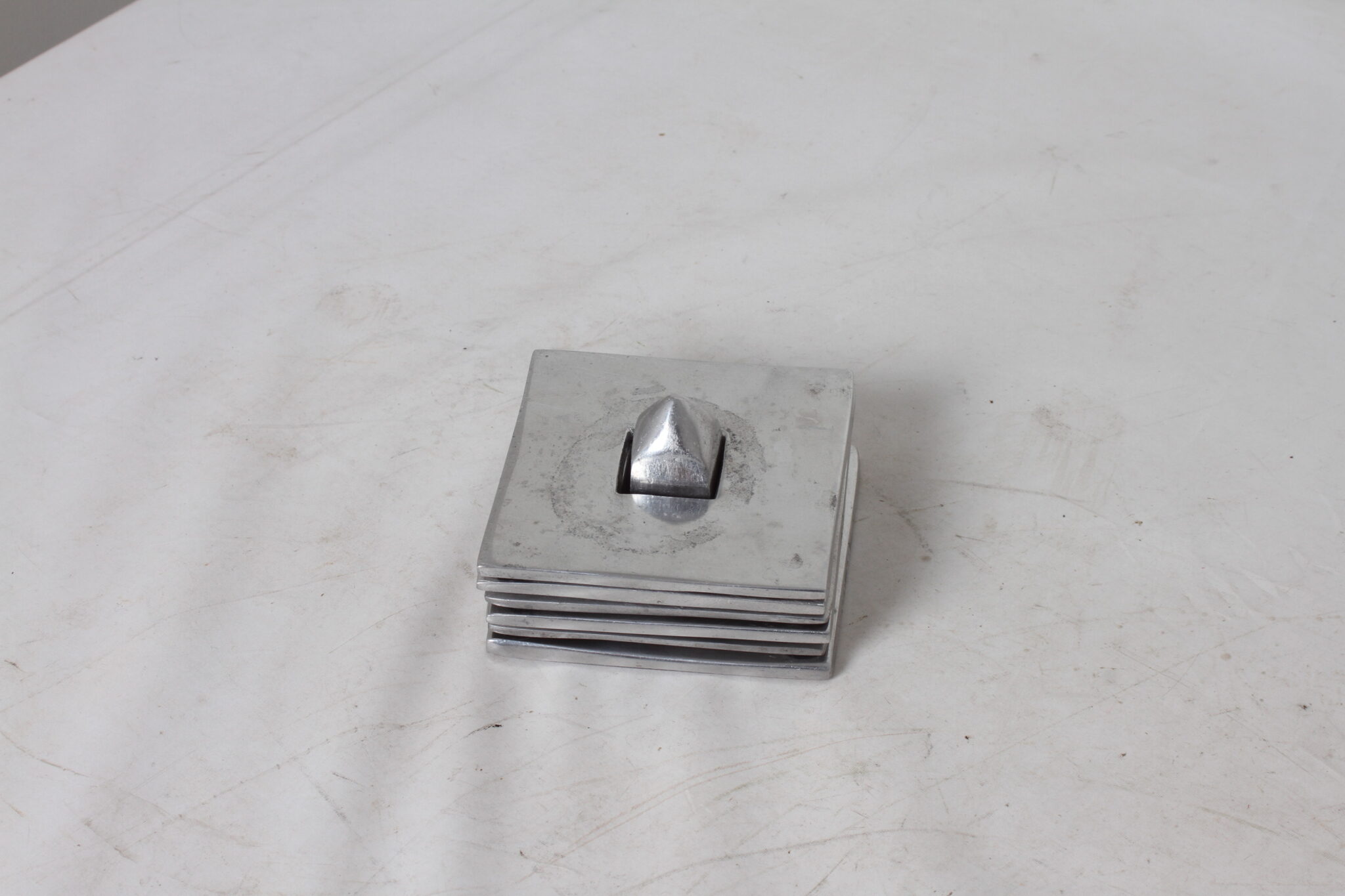 Sous-verres minimalistes en acier – Image 2
