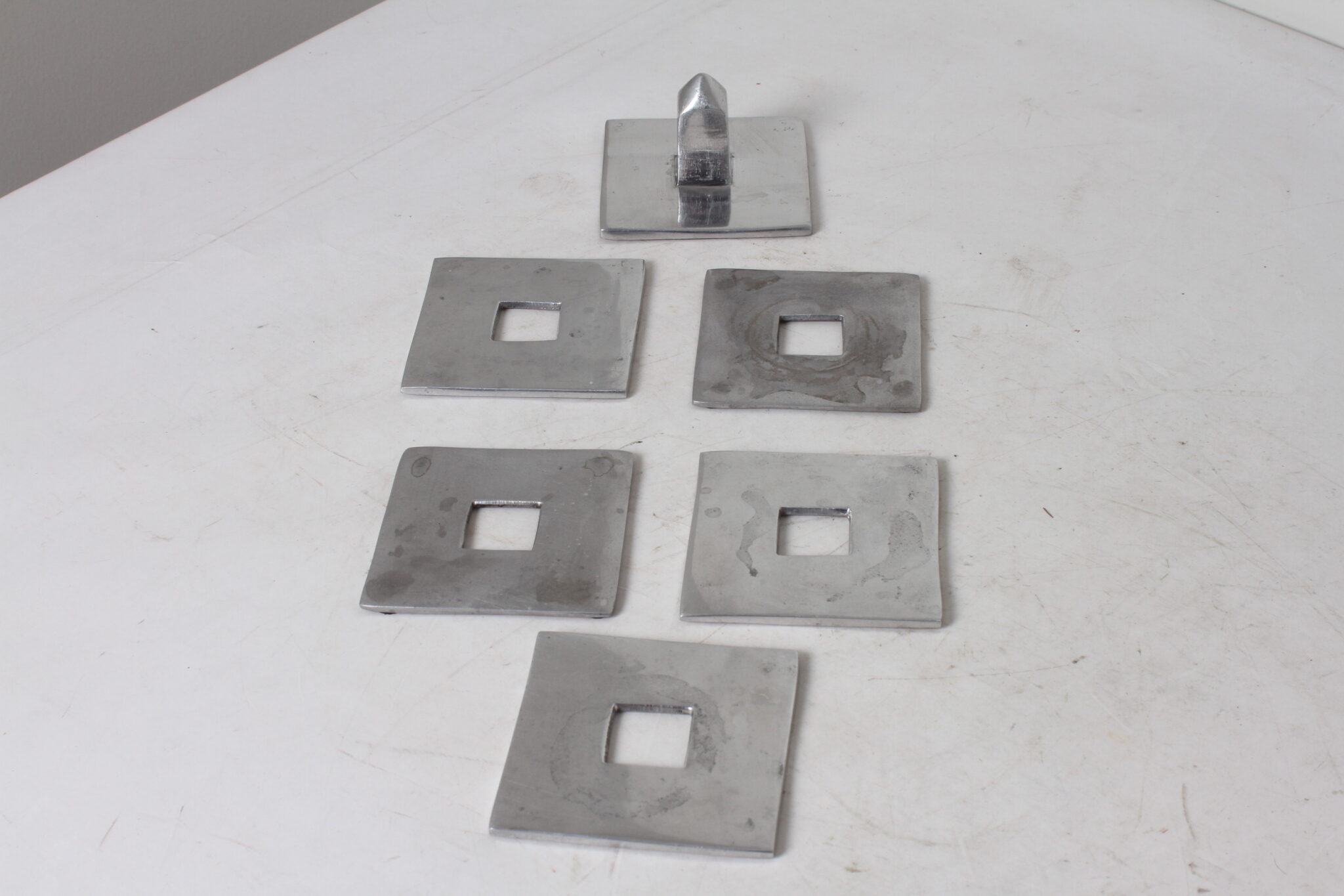 Sous-verres minimalistes en acier