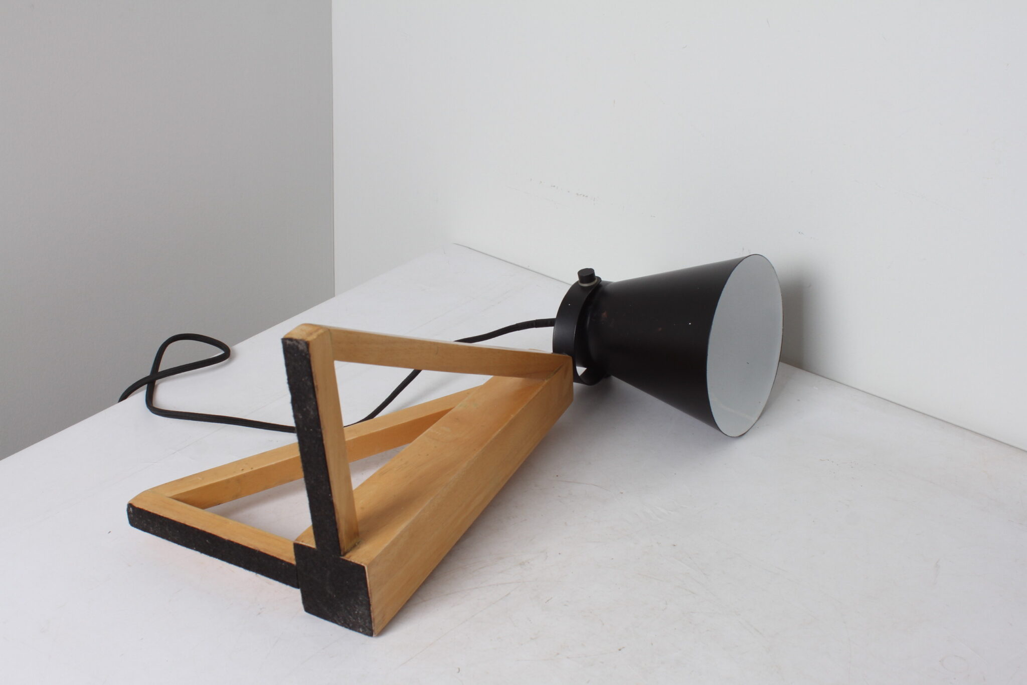 Lampe à poser en métal et bois – Image 3