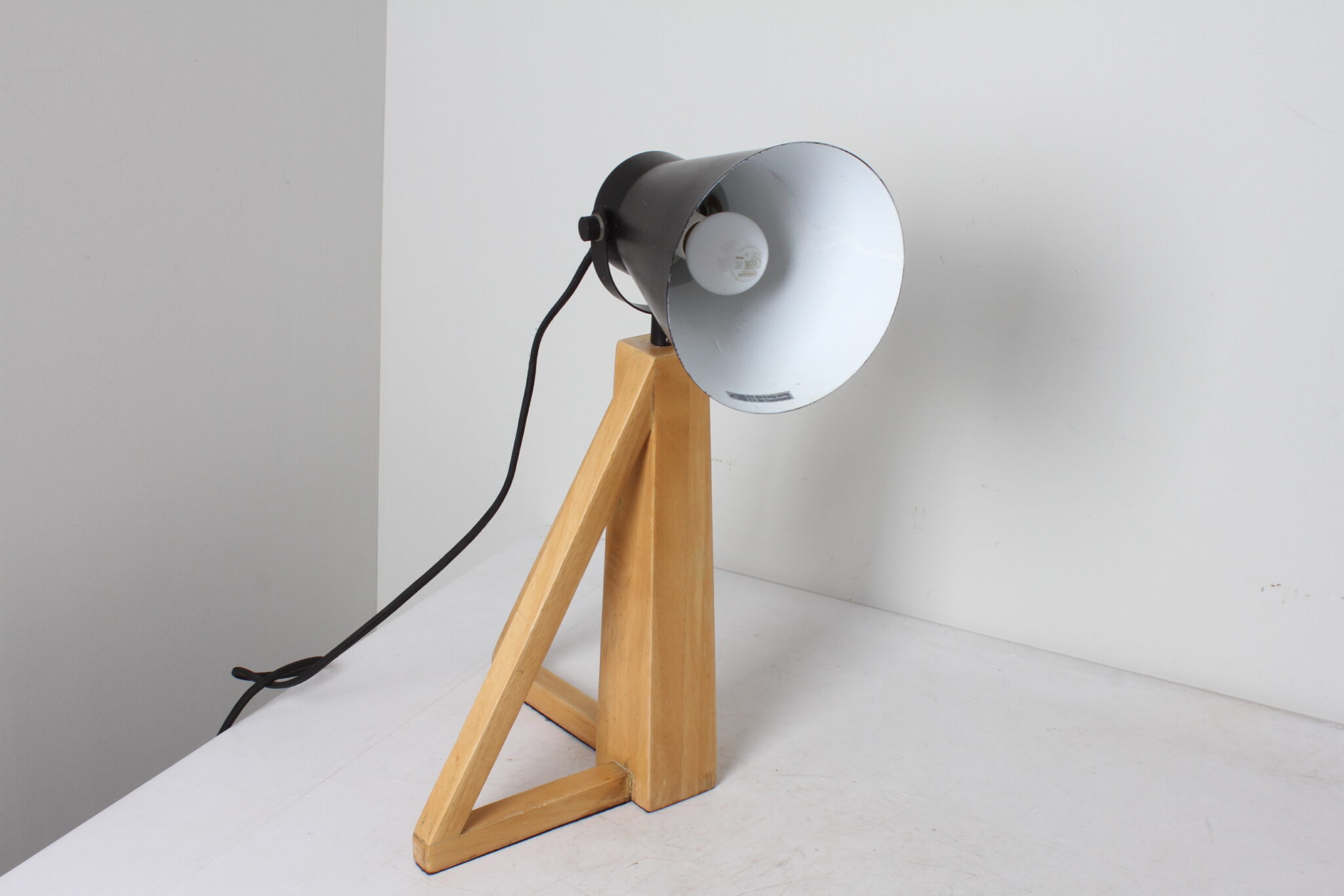 Lampe à poser en métal et bois – Image 2