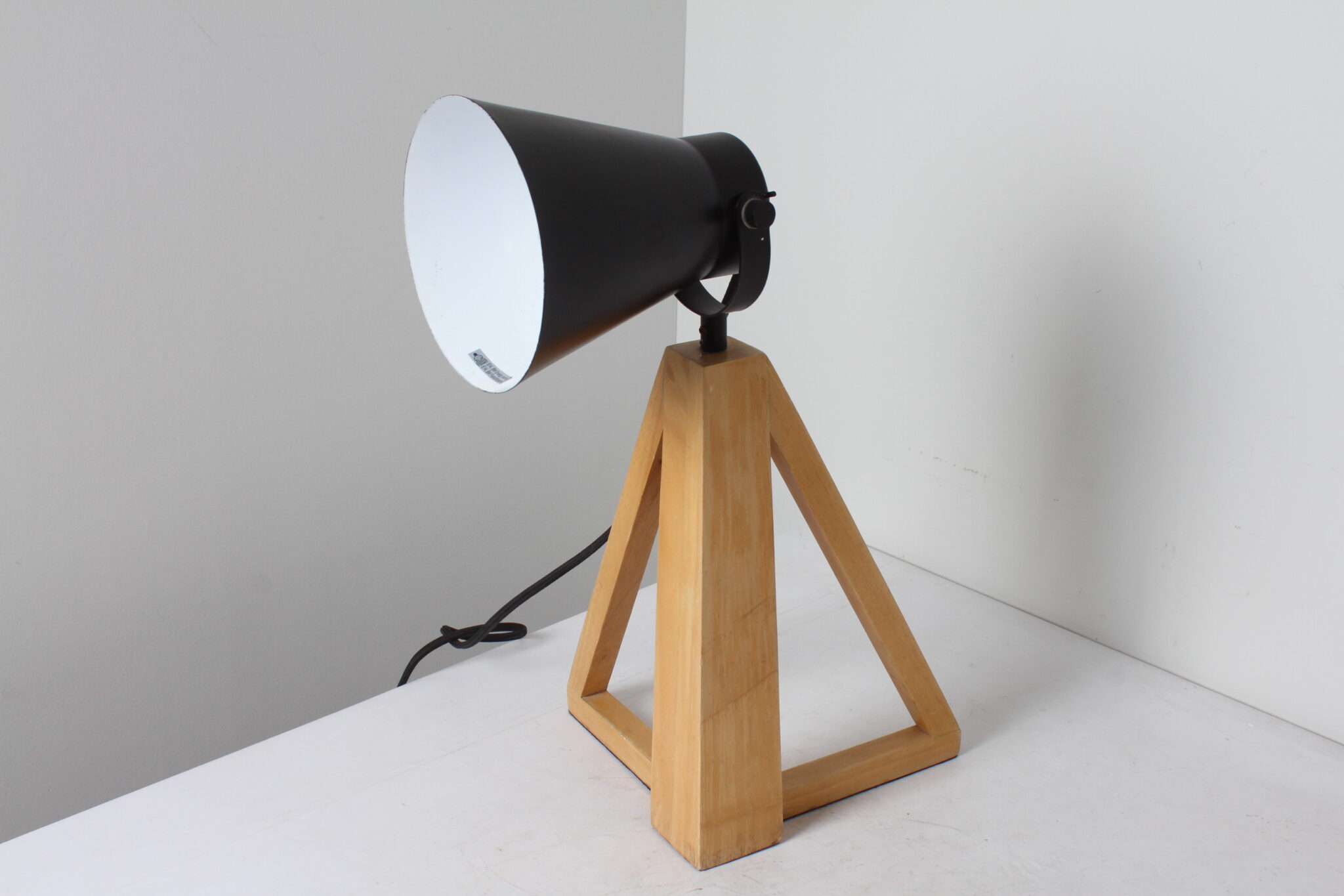 Lampe à poser en métal et bois
