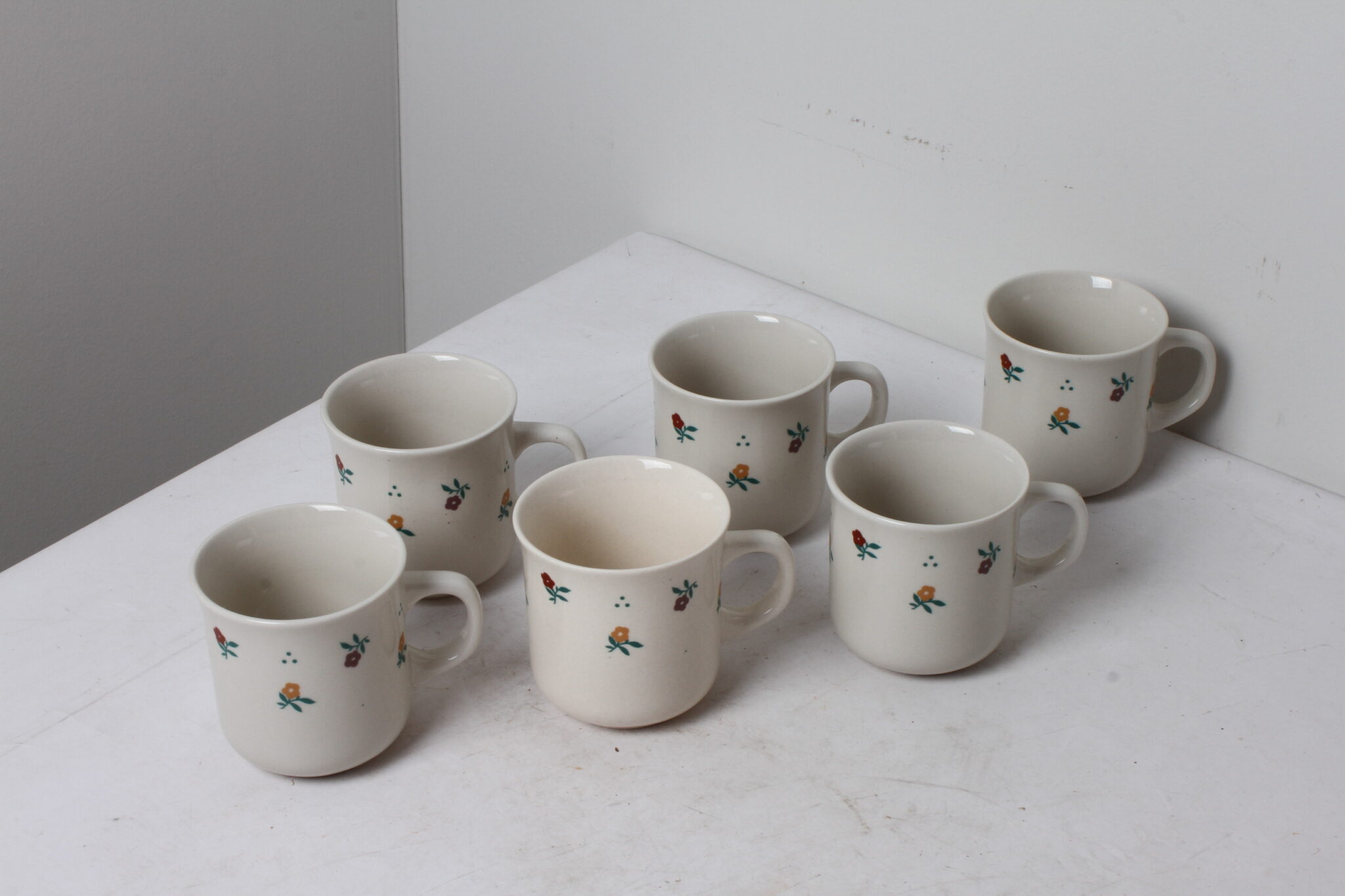 Tasses à café décorées de fleurs