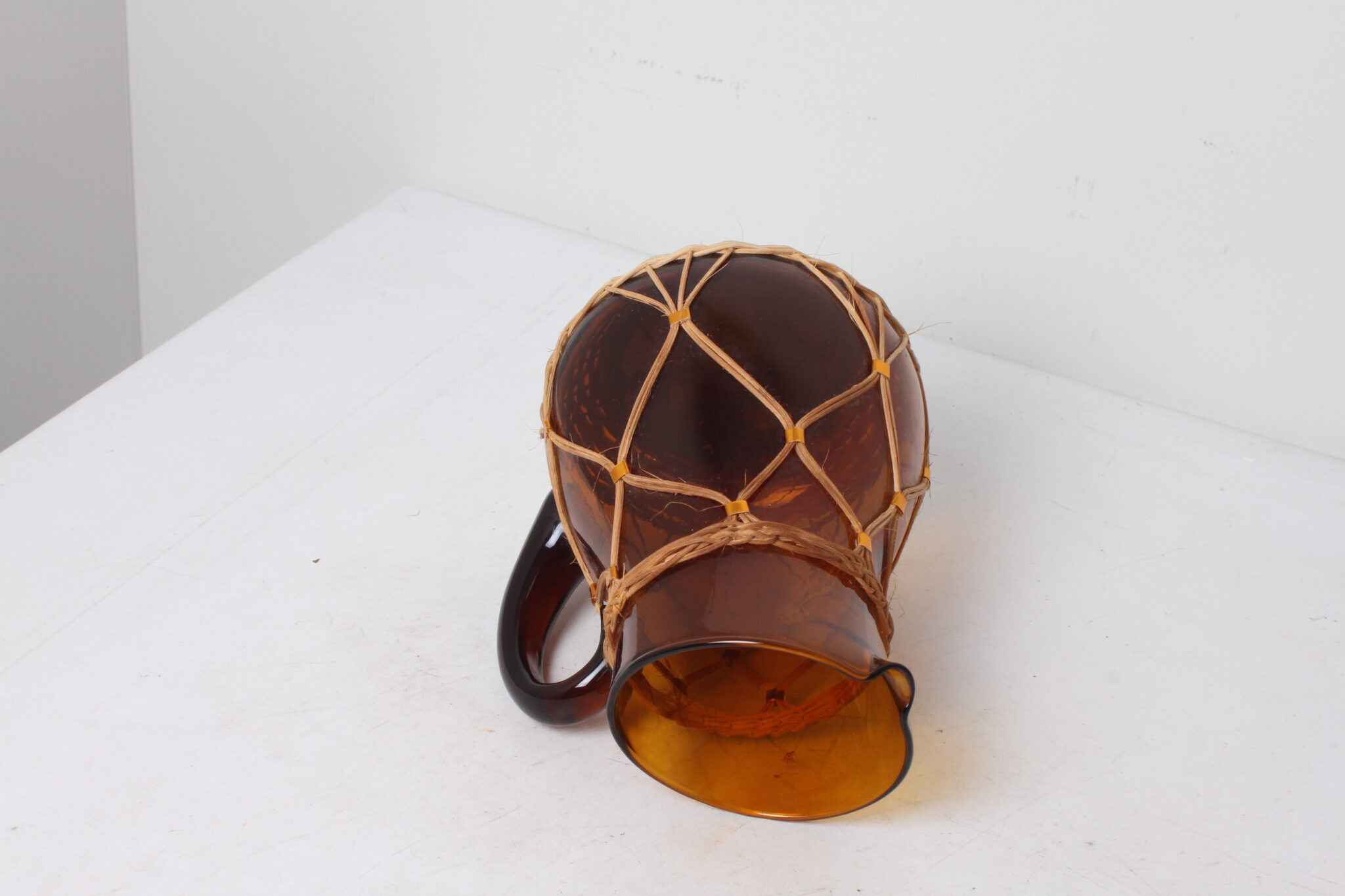 Pichet vintage en verre ambré – Image 3
