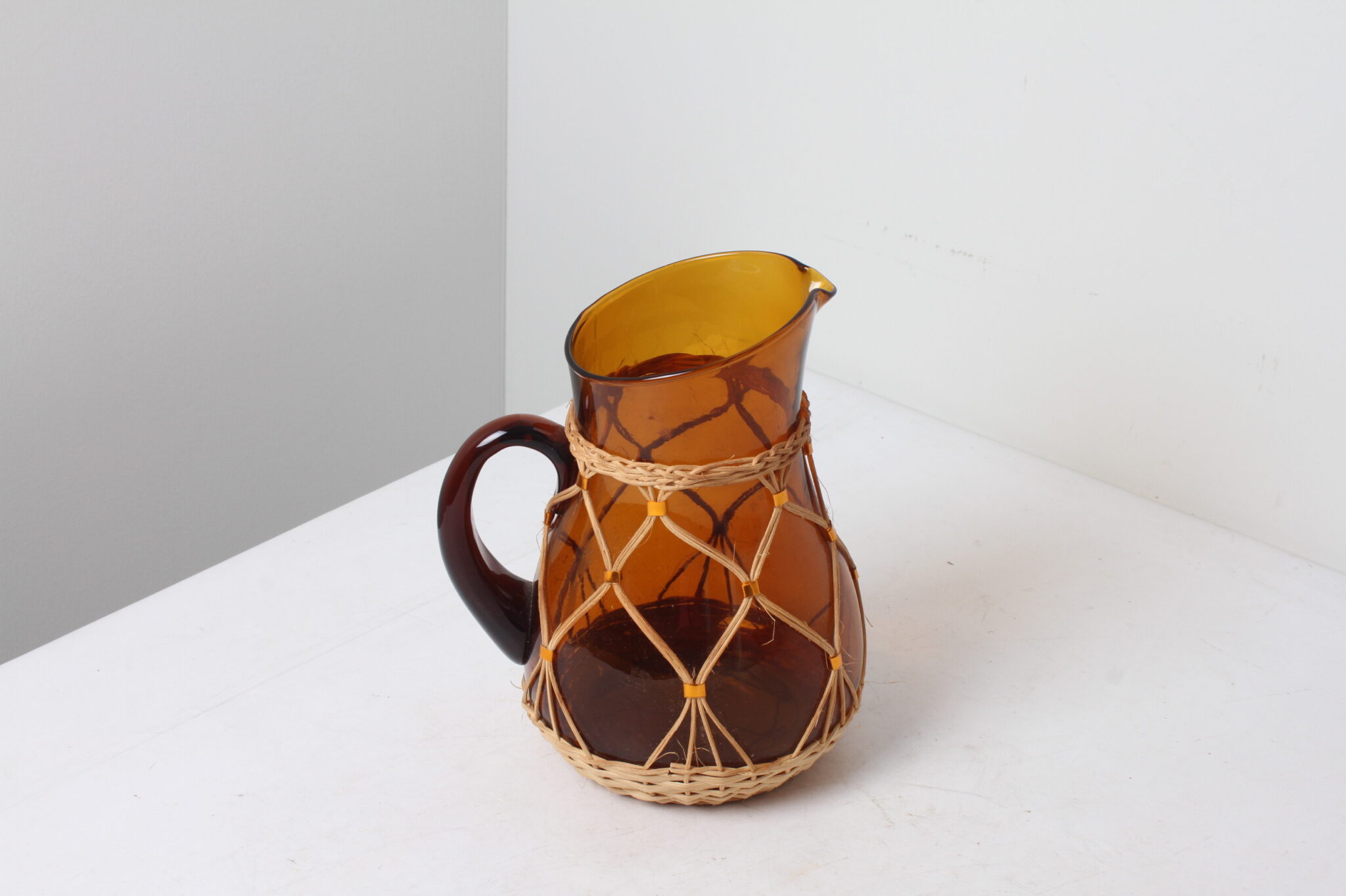 Pichet vintage en verre ambré