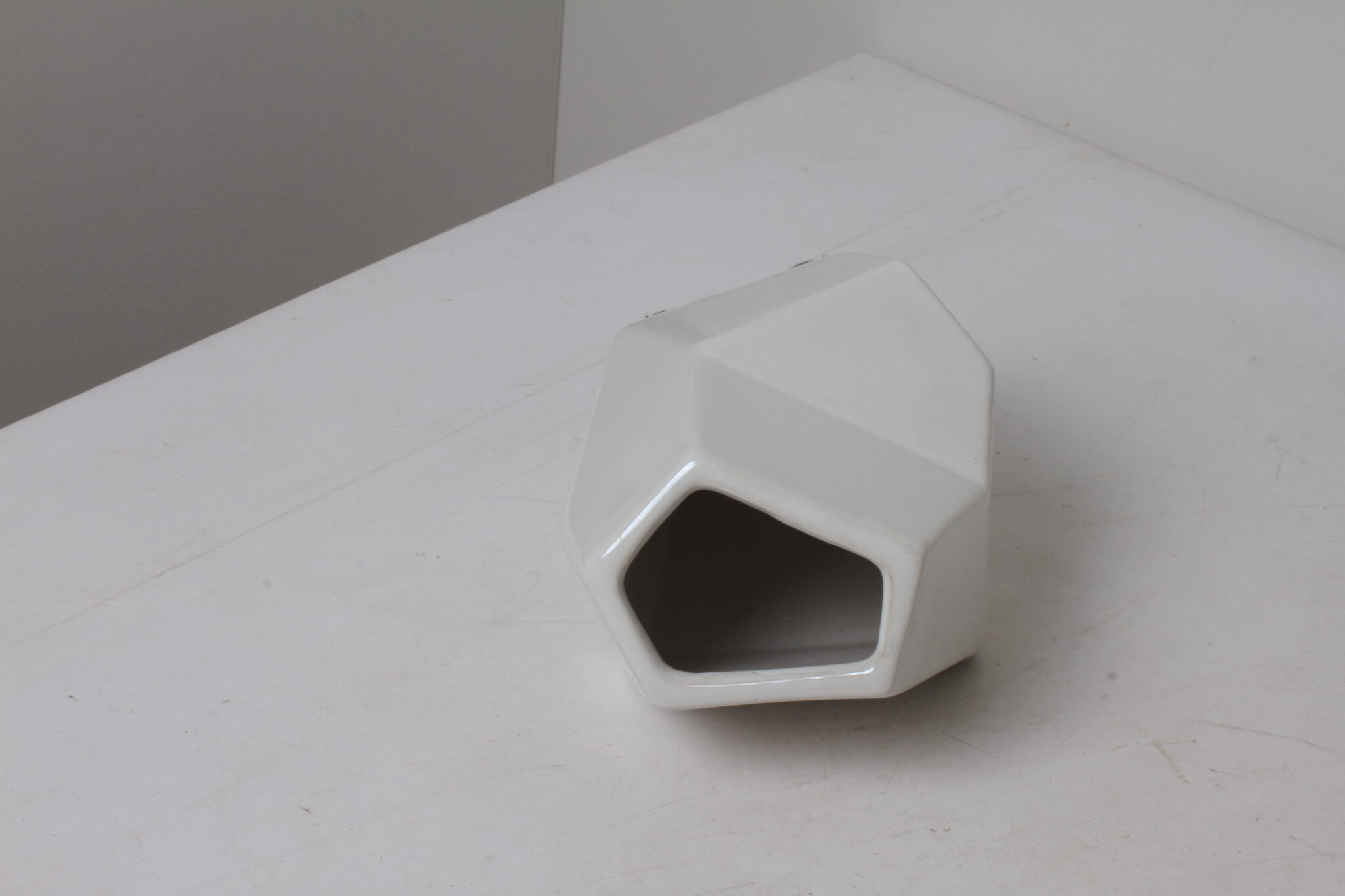 Vase design en céramique blanche – Image 3