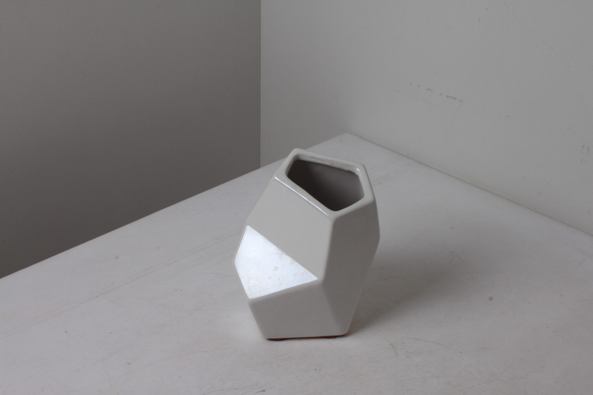 Vase design en céramique blanche