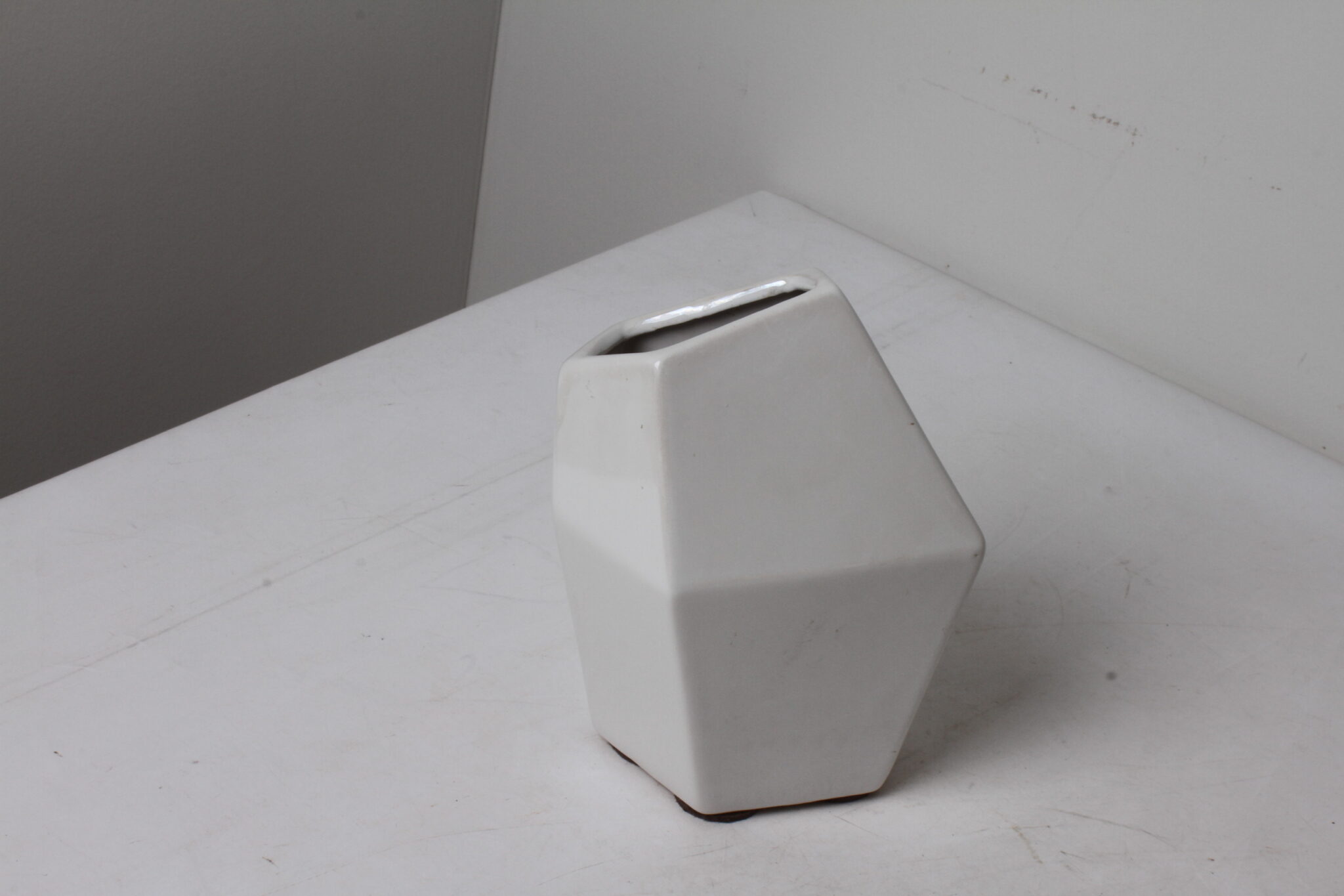 Vase design en céramique blanche – Image 2