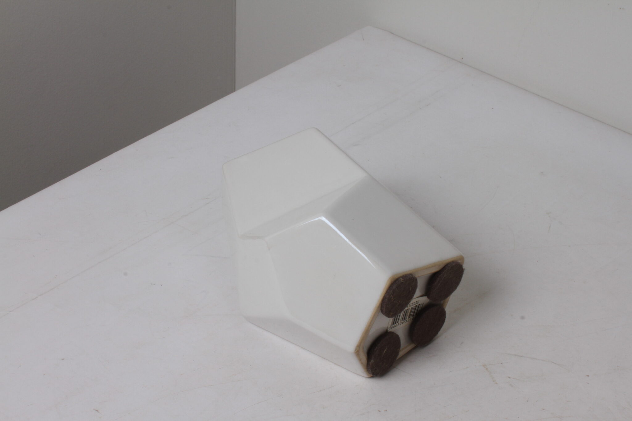 Vase design en céramique blanche – Image 4