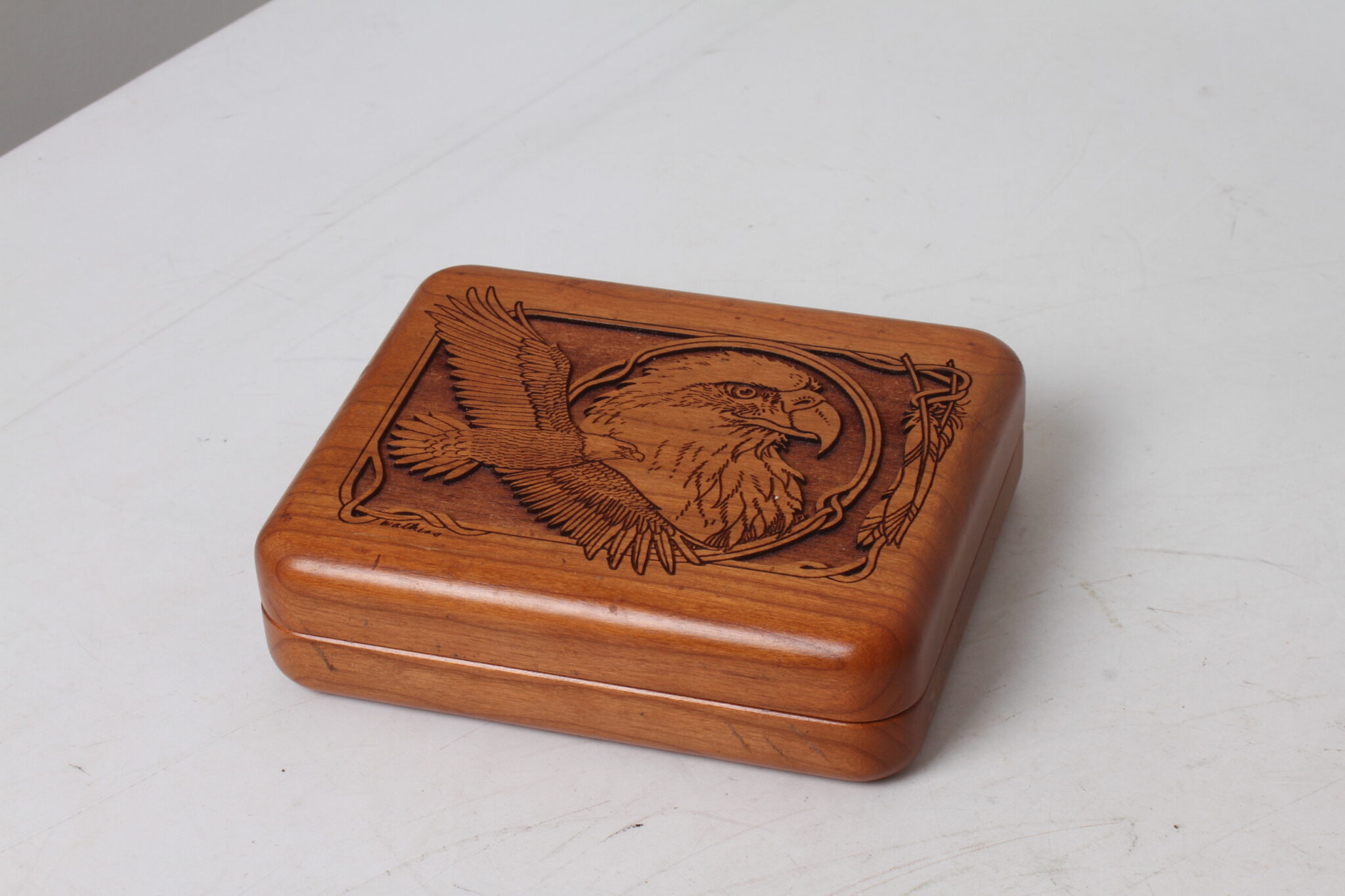 Boîte en bois sculptée au laser