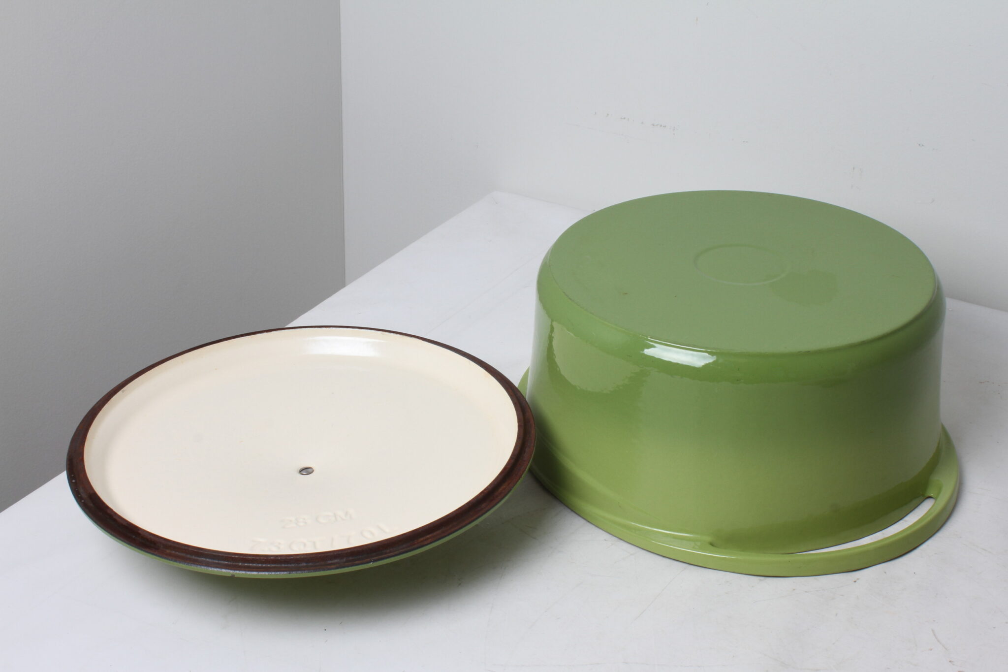 Cocotte en fonte émaillée verte 28 cm – Image 3