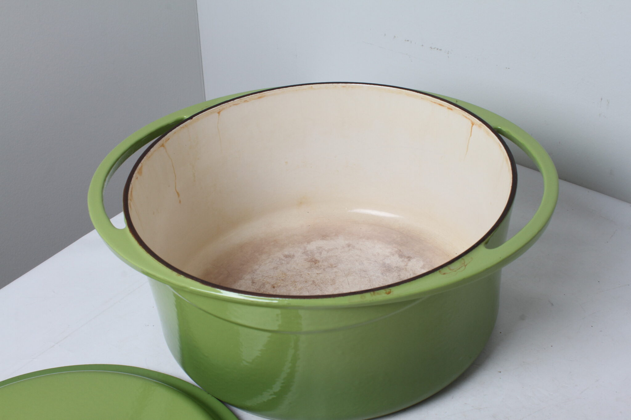 Cocotte en fonte émaillée verte 28 cm – Image 2