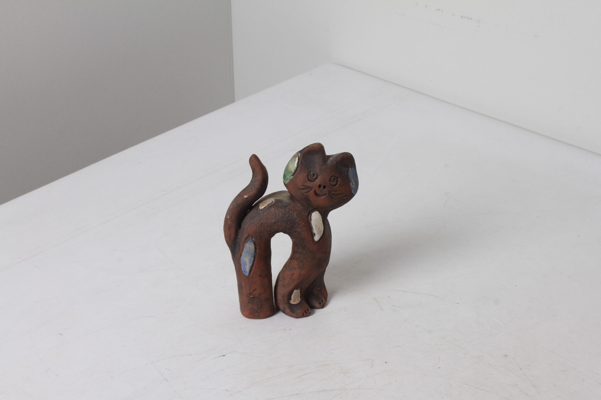 Figurine décorative chat en terre cuite