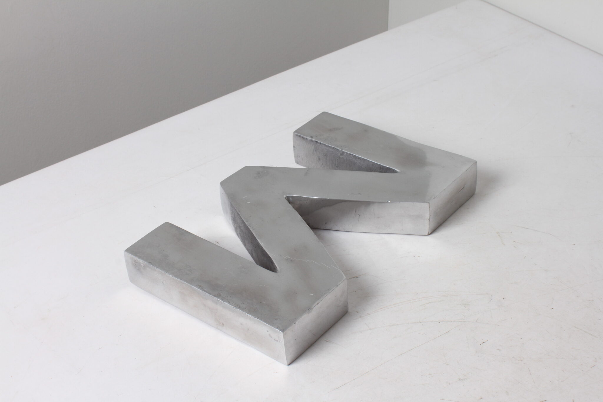 Lettre décorative M en métal – Image 4