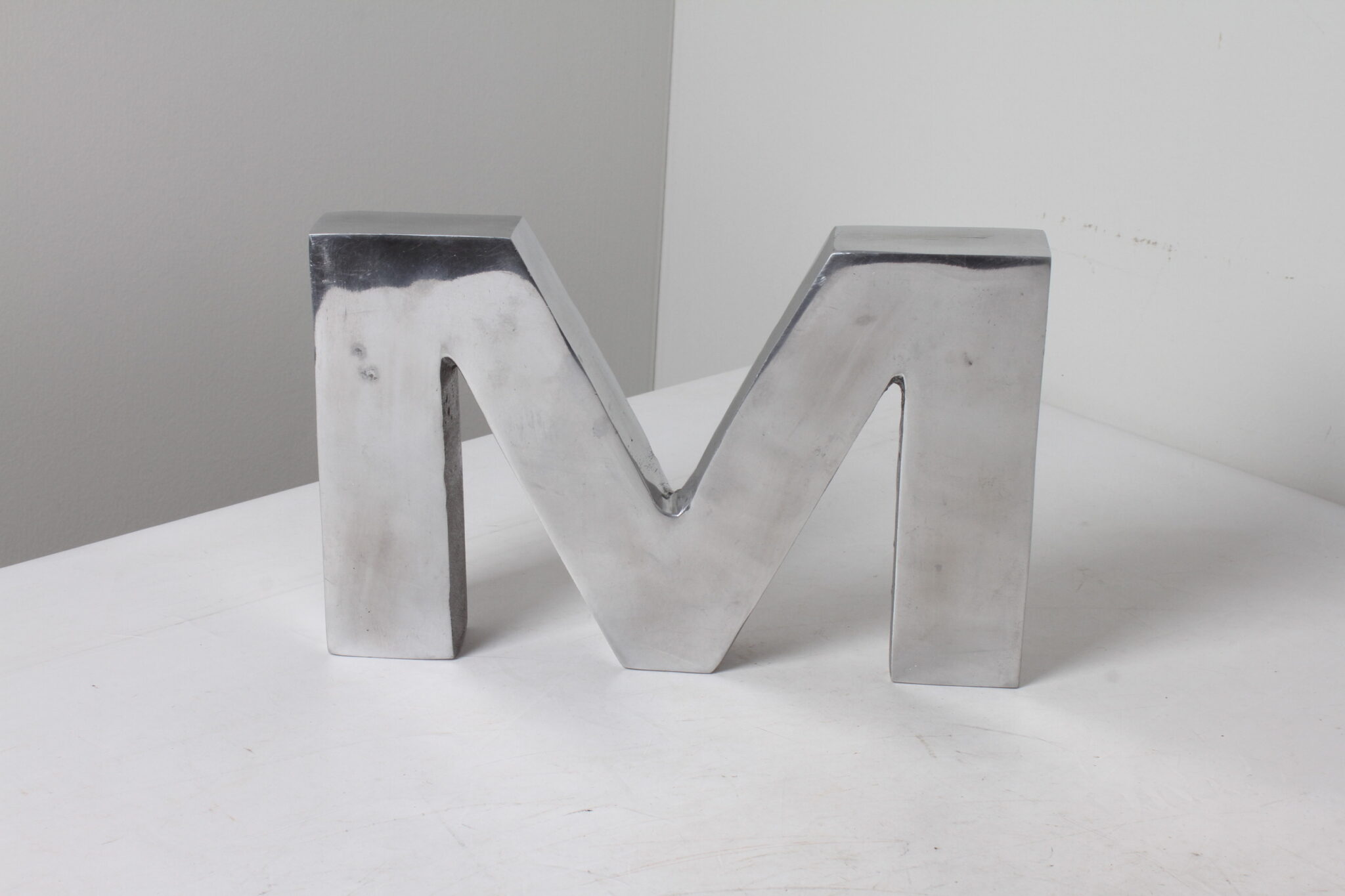 Lettre décorative M en métal – Image 2