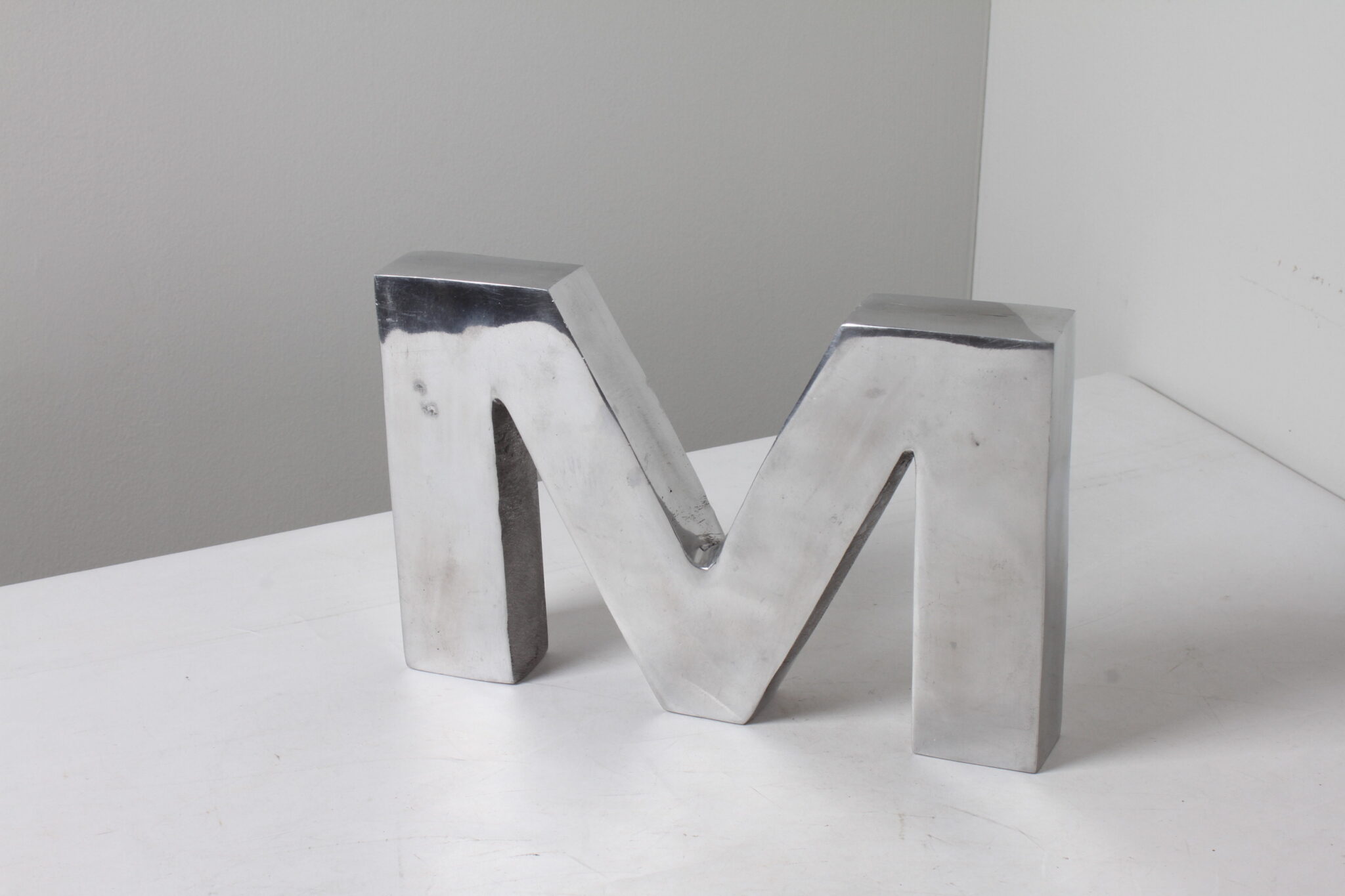 Lettre décorative M en métal