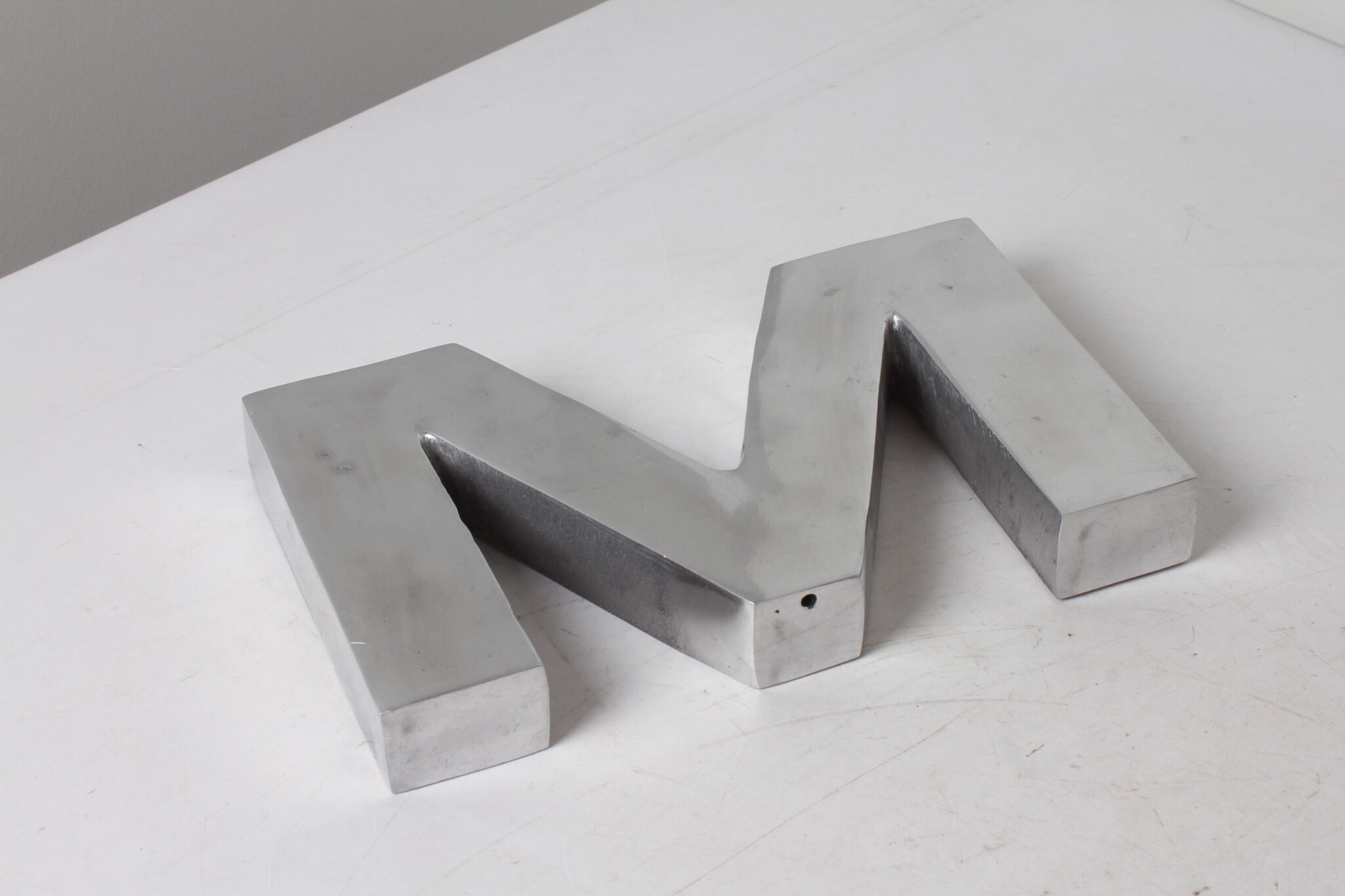 Lettre décorative M en métal – Image 3