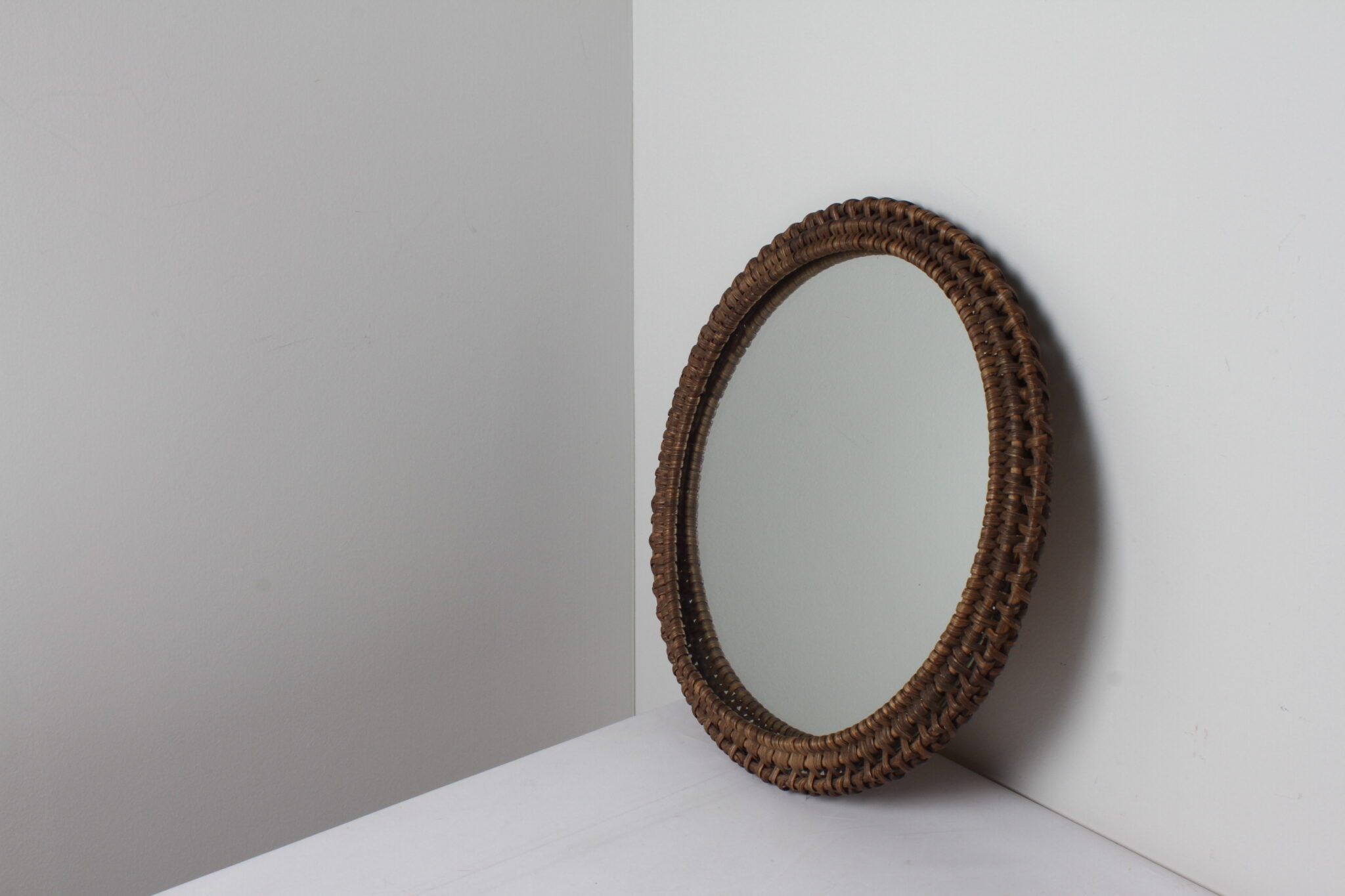 Miroir rond vintage en osier tressé