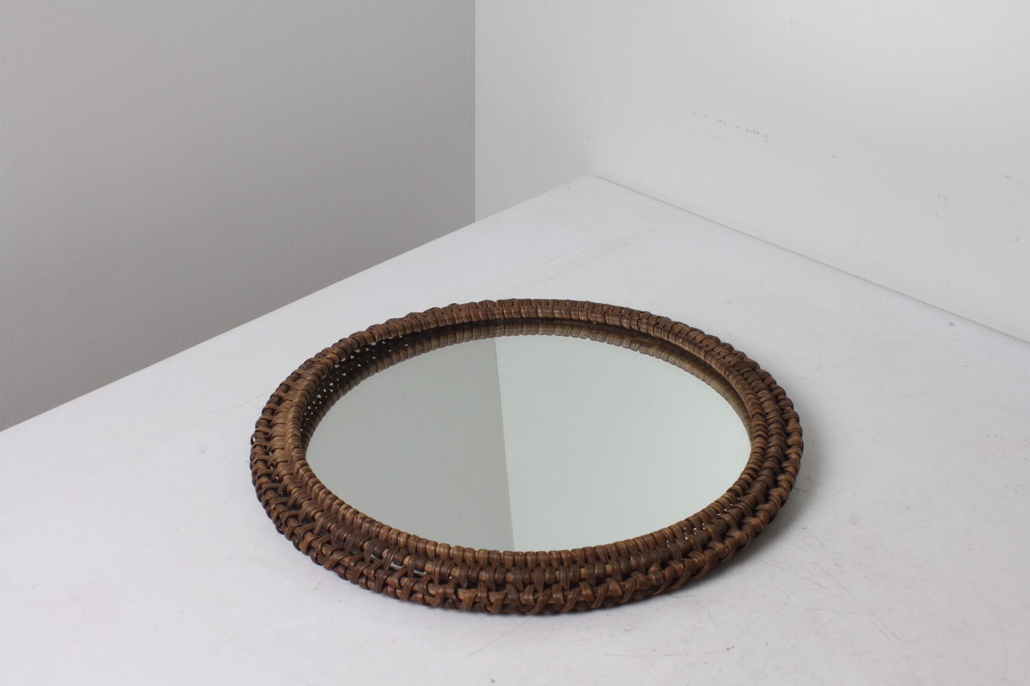Miroir rond vintage en osier tressé – Image 2