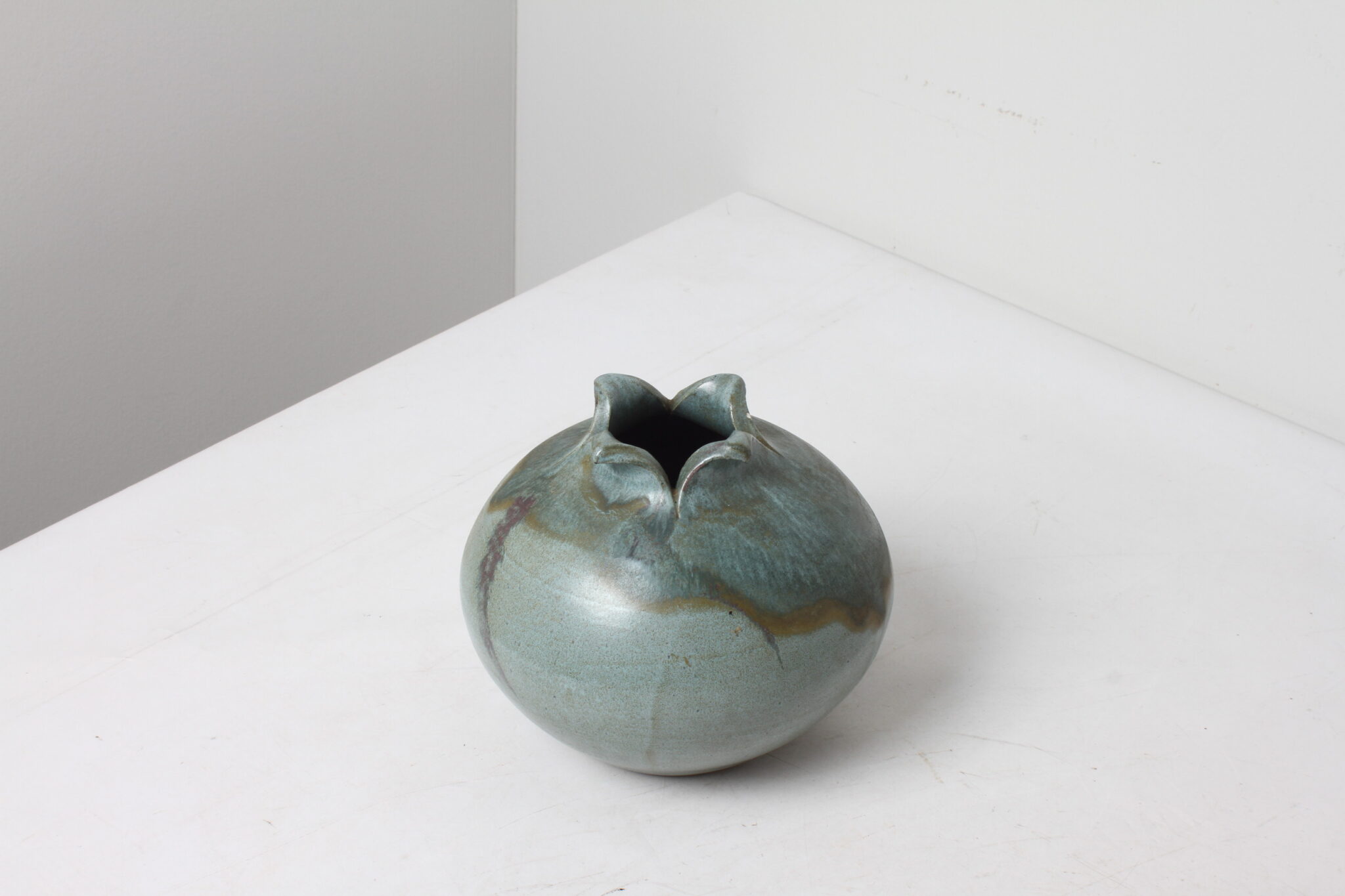 Vase boule en poterie