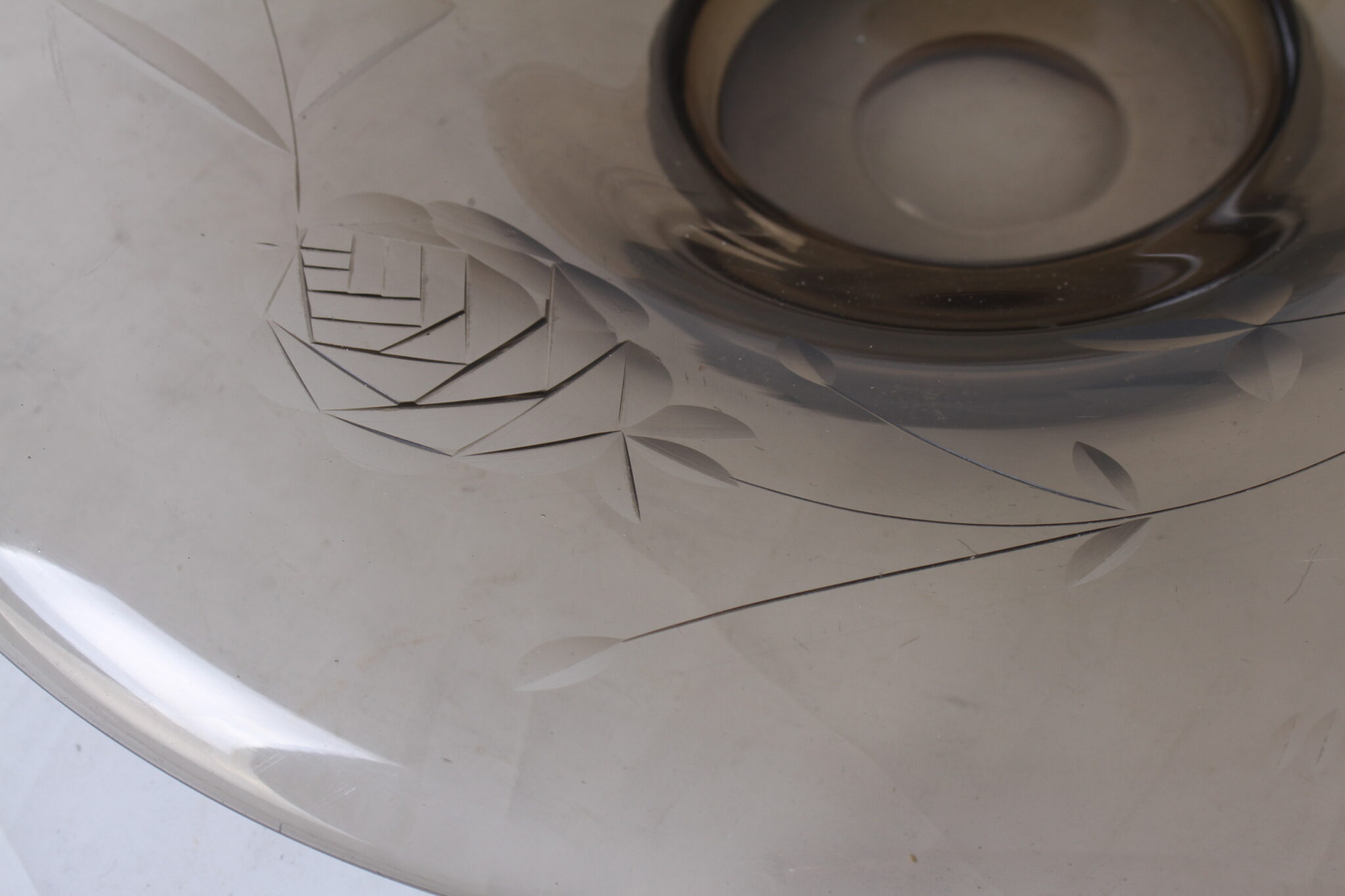 Grande coupe en verre fumé gravé – Image 5
