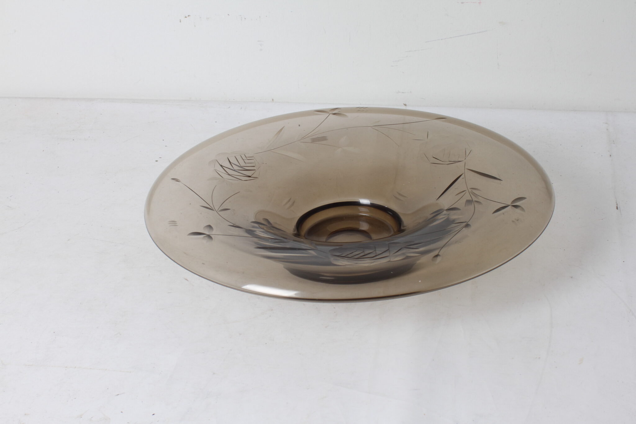 Grande coupe en verre fumé gravé