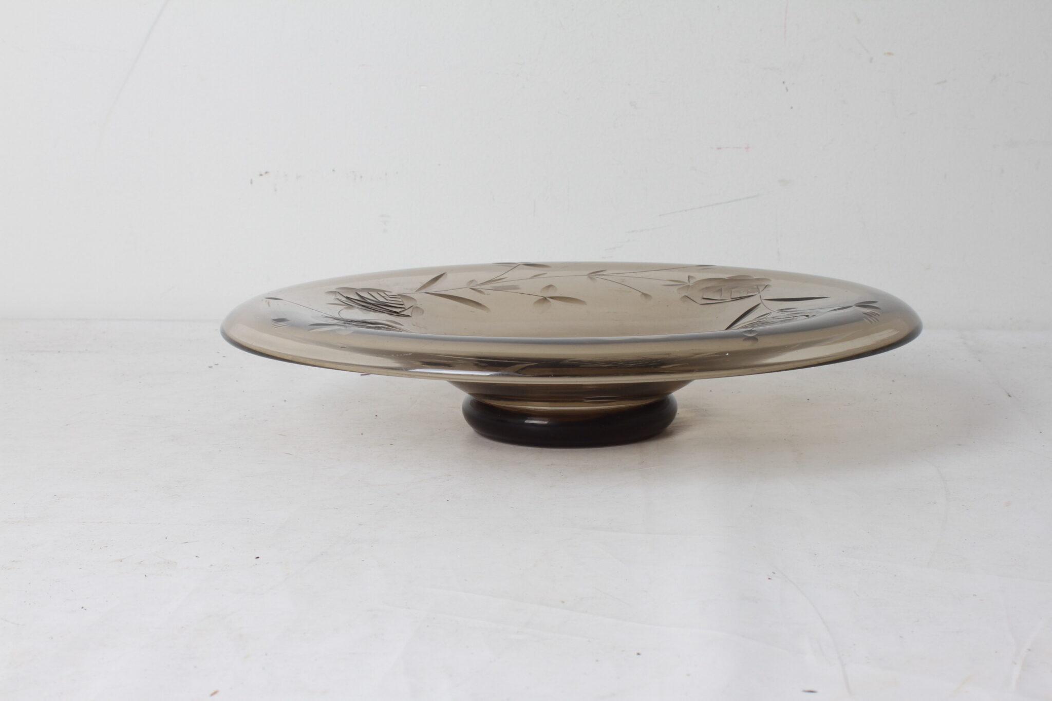 Grande coupe en verre fumé gravé – Image 2