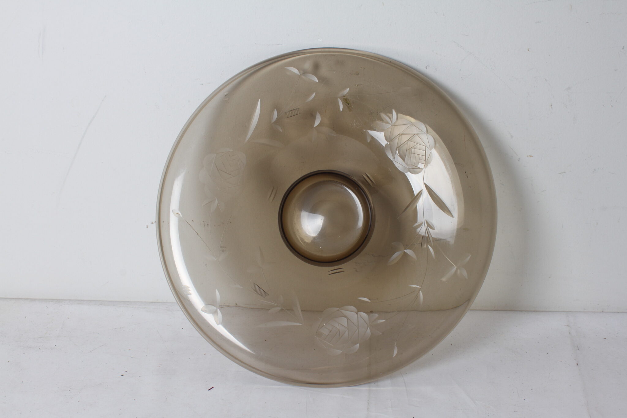 Grande coupe en verre fumé gravé – Image 3