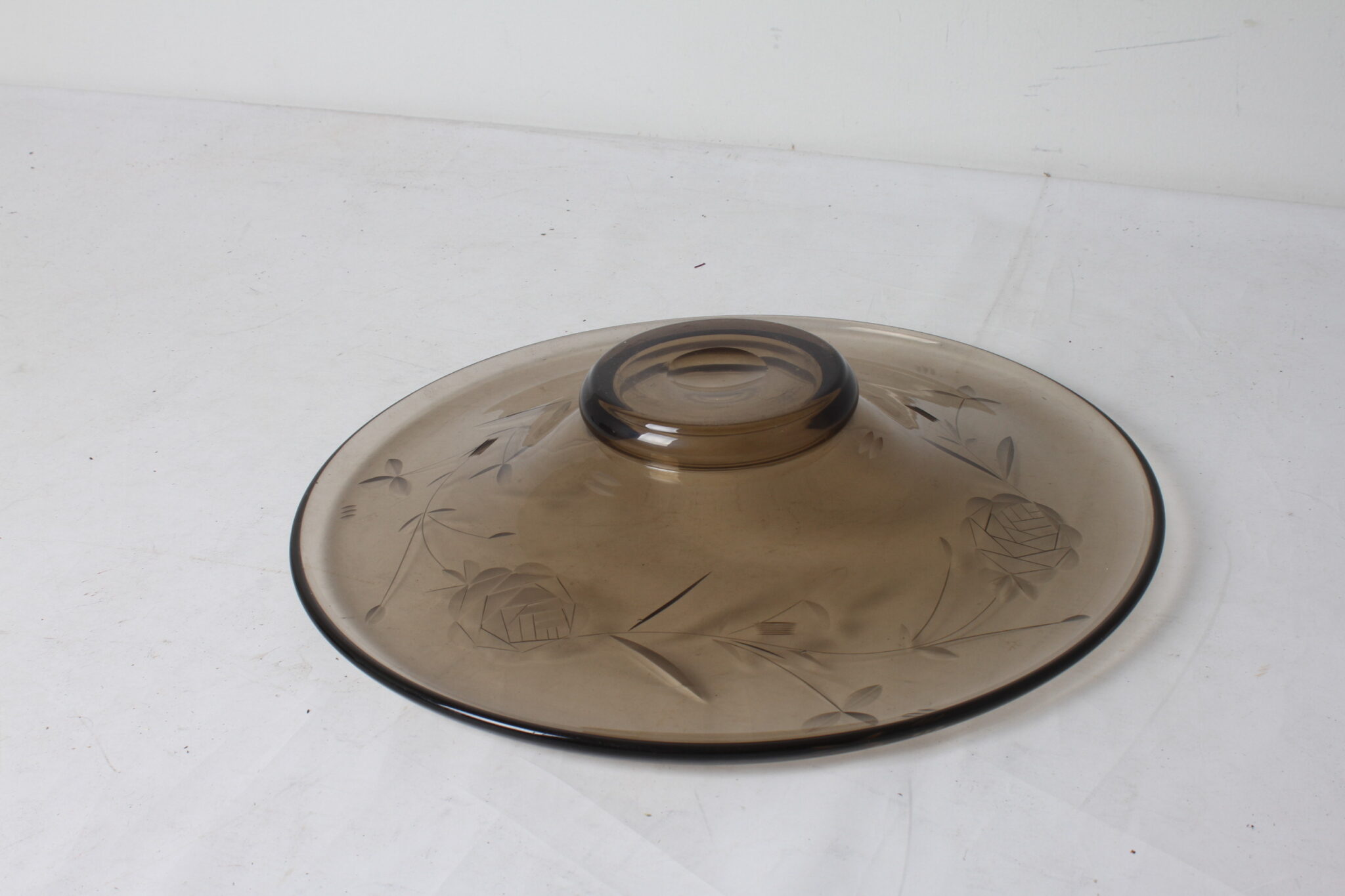 Grande coupe en verre fumé gravé – Image 4