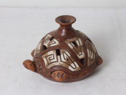 Poterie zoomorphe en forme de tortue