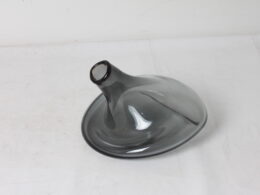 Vase design en verre gris
